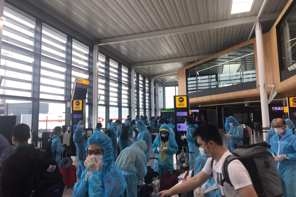 them gan 280 cong dan viet nam tu anh va mot so nuoc chau au ve nuoc