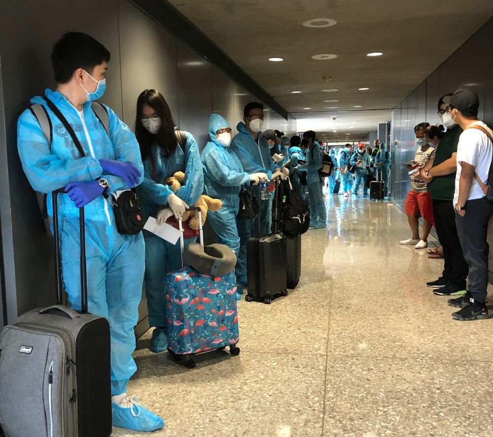 Trong suốt chuyến bay, hành khách và toàn bộ tổ bay chấp hành nghiêm các quy định về phòng, chống dịch bệnh, vệ sinh dịch tễ. them-chuyen-bay-dua-hon-340-cong-dan-viet-nam-tu-hoa-ky-ve-nuoc-1