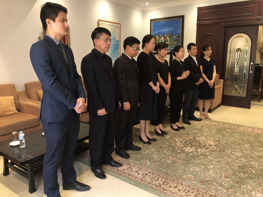 Các cán bộ, nhân viên Đại sứ quán đã dành một phút mặc niệm tưởng nhớ nguyên Tổng Bí thư Lê Khả Phiêu. dai-su-quan-viet-nam-tai-qatar-to-chuc-trong-the-le-vieng-nguyen-tong-bi-thu-le-kha-phieu-1