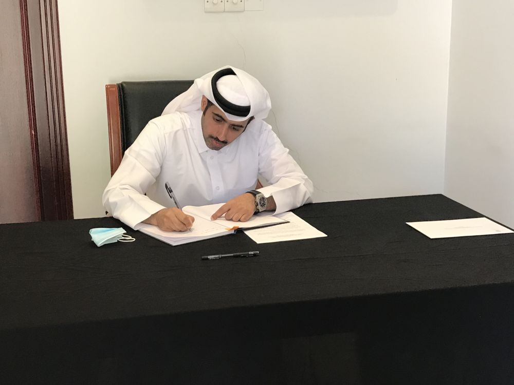 Đại diện Bộ Ngoại giao Qatar ghi sổ tang. dai-su-quan-viet-nam-tai-qatar-to-chuc-trong-the-le-vieng-nguyen-tong-bi-thu-le-kha-phieu-5