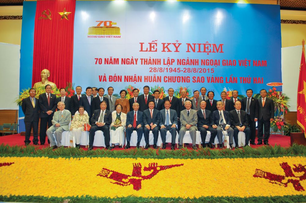 ngoai giao viet nam 75 nam dong hanh cung dan toc phung su to quoc phung su nhan dan