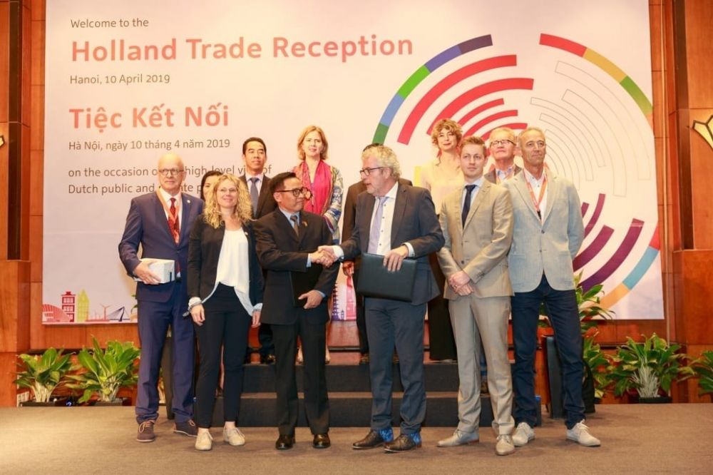 dai-su-pham-viet-anh-tiep-dai-dien-cac-doi-tac-ha-lan-trong-hop-tac-ve-trong-trot-voi-viet-nam-1