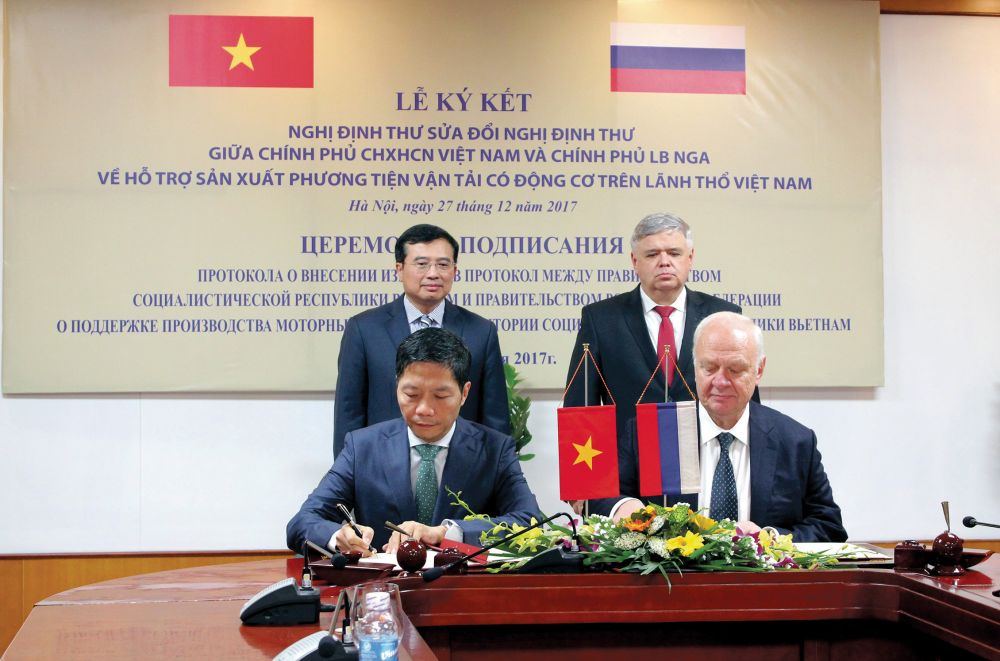 Bộ trưởng Công Thương Trần Tuấn Anh và Đại sứ Nga tại Việt Nam K.V.Vnukov ký Nghị định thư sửa đổi Nghị định thư giữa Chính phủ Việt Nam và LB Nga về hỗ trợ sản xuất phương tiện vận tải có động cơ trên lãnh thổ Việt Nam, tháng 12/2017. viet-nam-nguoi-ban-va-doi-tac-dang-tin-cay-voi-tat-ca-cac-nuoc-1