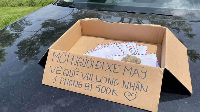 Chị Đinh Thu Hiền ở Nghệ An dùng tiền tiết kiệm của gia đình giúp người dân đi xe máy từ vùng dịch về quê cách ly. (Nguồn: FB) Chị Đinh Thu Hiền ở Nghệ An dùng tiền tiết kiệm của gia đình giúp người dân đi xe máy từ vùng dịch về quê cách ly. (Nguồn: FB)