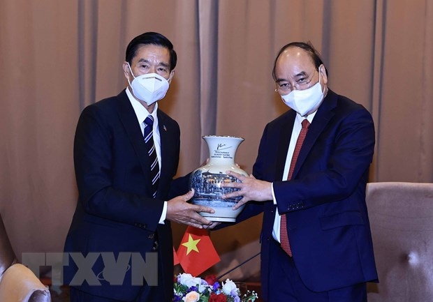 Chủ tịch nước Nguyễn Xuân Phúc tặng quà lưu niệm đồng chí Sinlavong Khutphaythoun, Chủ tịch Mặt trận Lào xây dựng đất nước. (Nguồn: TTXVN) Chủ tịch nước Nguyễn Xuân Phúc tặng quà lưu niệm đồng chí Sinlavong Khutphaythoun, Chủ tịch Mặt trận Lào xây dựng đất nước. (Nguồn: TTXVN)