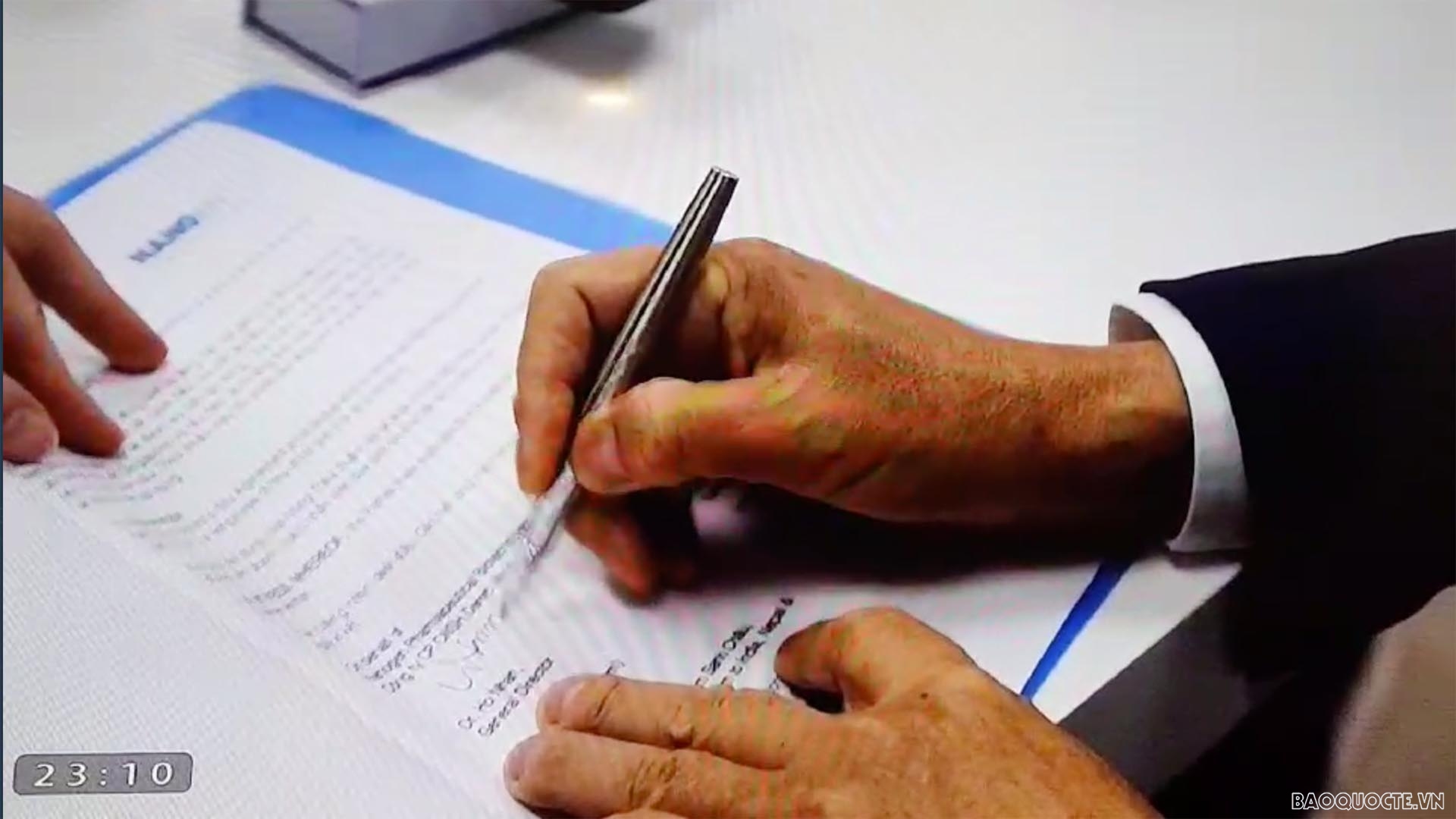 được tổ chức theo hình thức kết hợp trực tiếp và trực tuyến. được tổ chức theo hình thức kết hợp trực tiếp và trực tuyến.