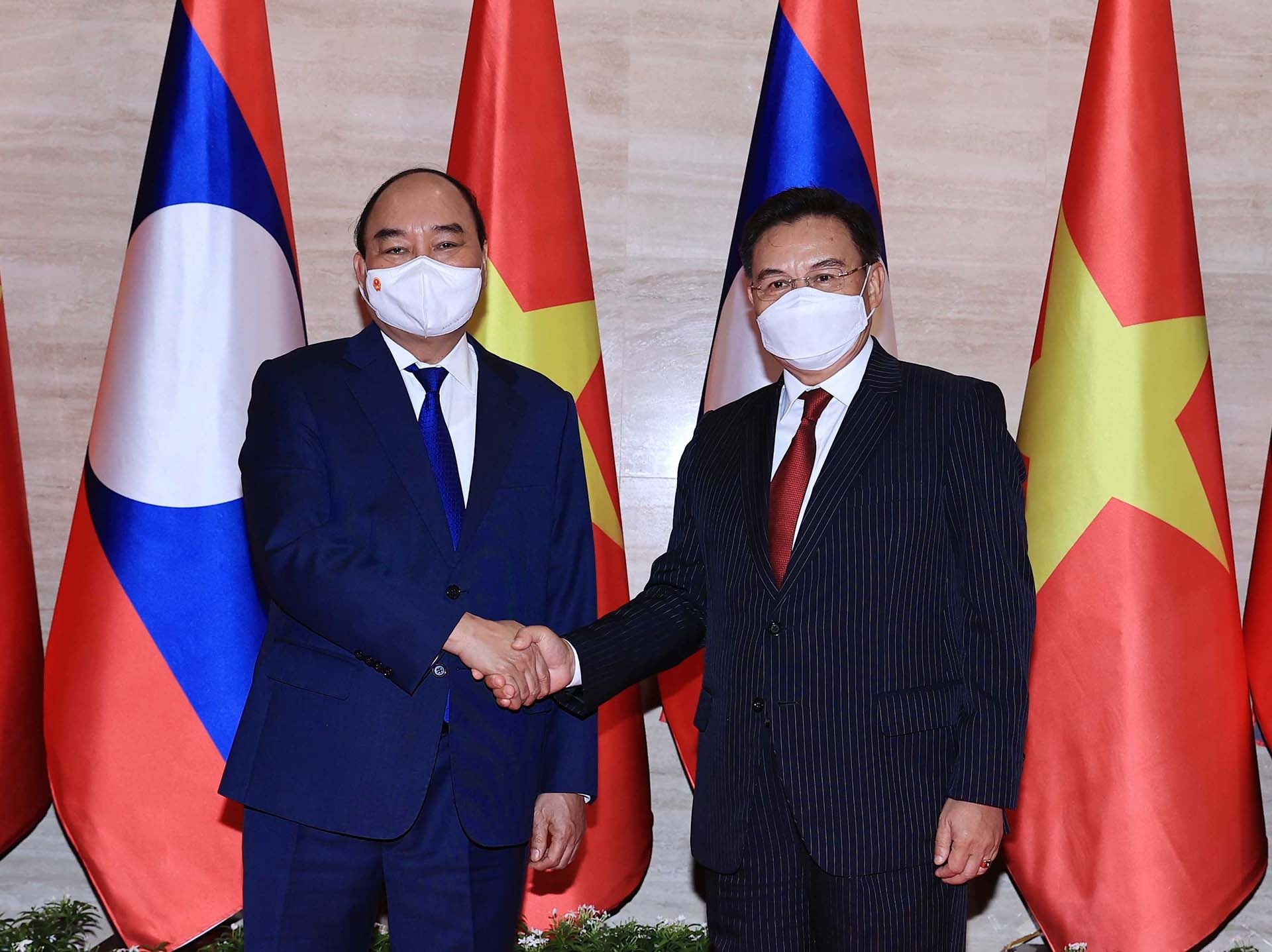 Chủ tịch nước Nguyễn Xuân Phúc hội kiến Chủ tịch Quốc hội Lào Saysomphone Phomvihane. (Nguồn: TTXVN)