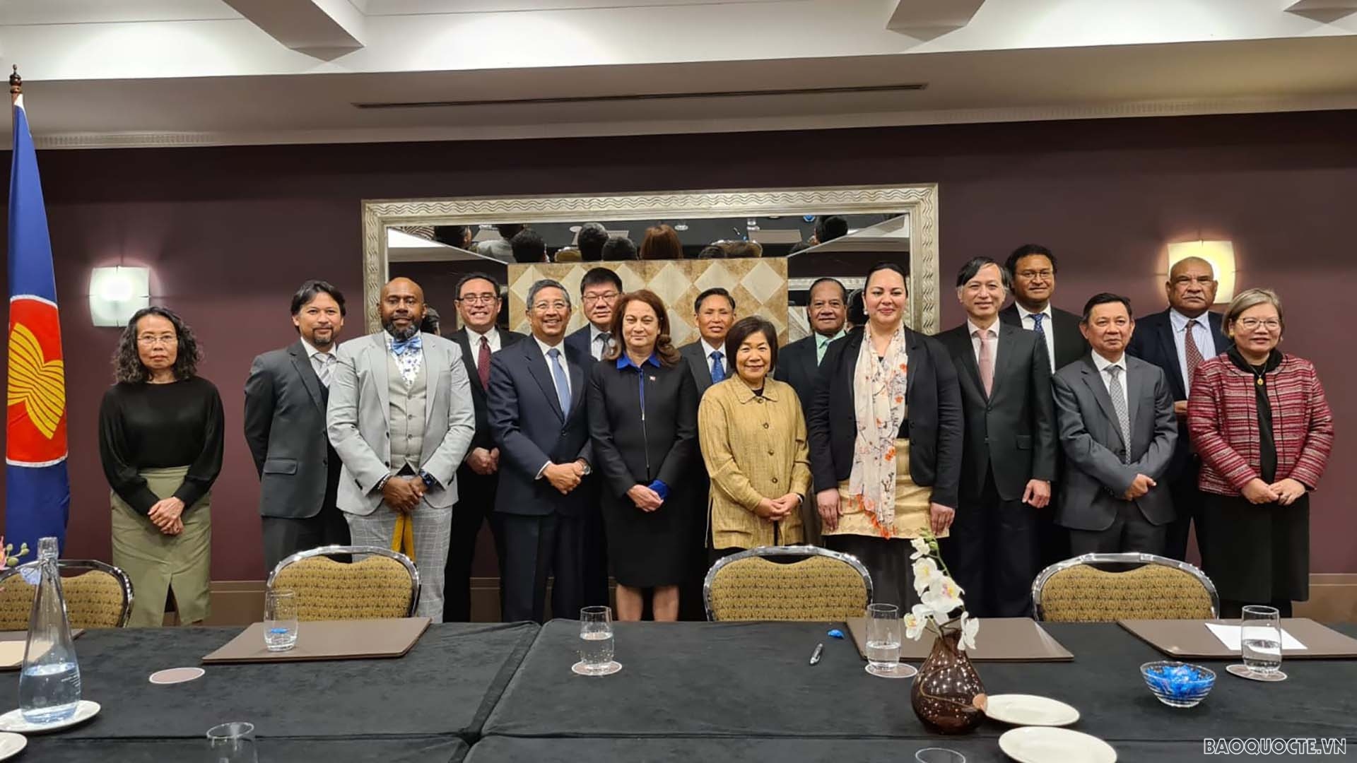 Các đại biểu chụp ảnh lưu niệm. Các đại biểu chụp ảnh lưu niệm.