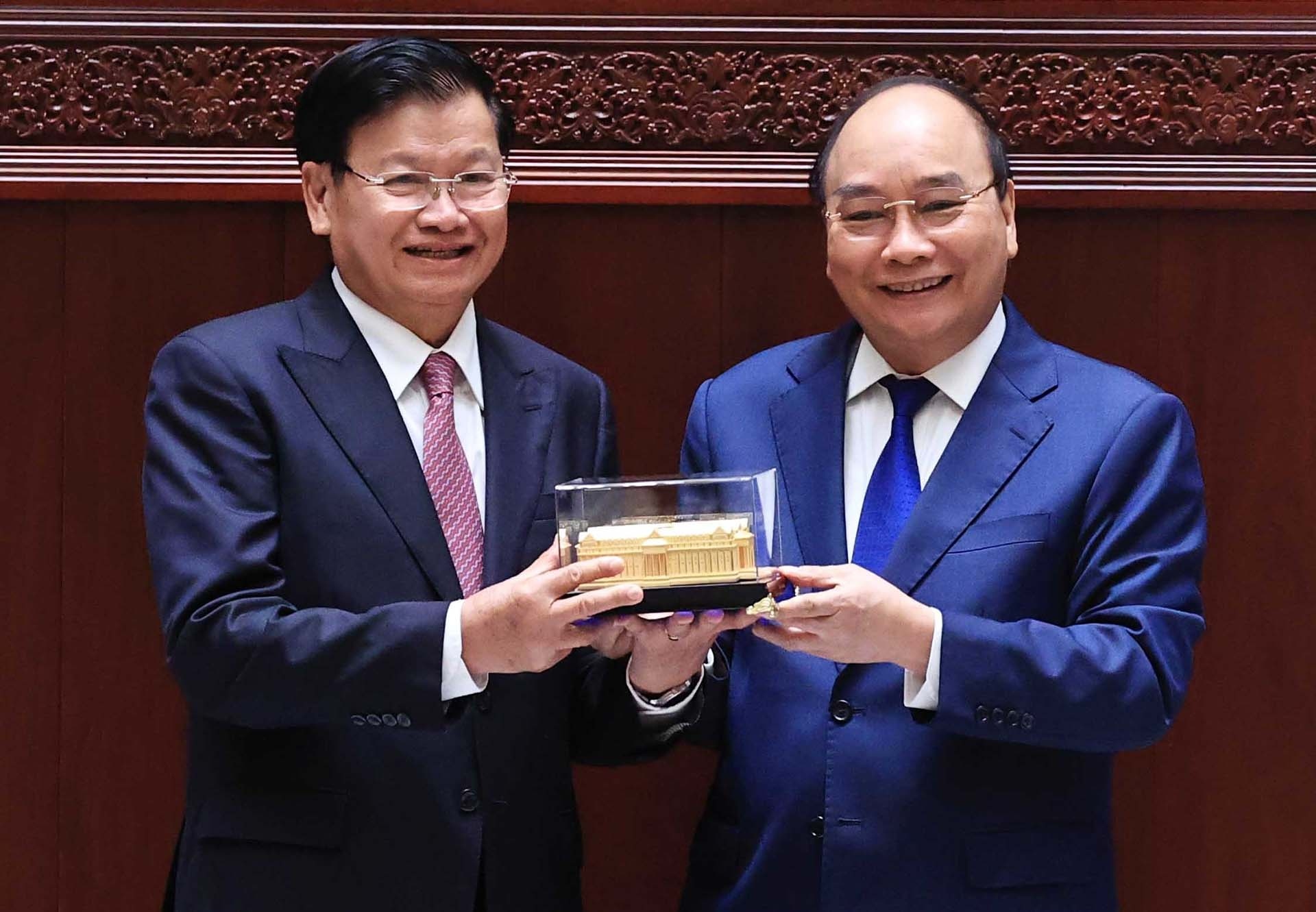 Chủ tịch nước Nguyễn Xuân Phúc trao mô hình Toà Nhà Quốc hội mới cho Tổng Bí thư, Chủ tịch nước Lào Thongloun Sisoulith. (Nguồn: TTXVN) Chủ tịch nước Nguyễn Xuân Phúc trao mô hình Toà Nhà Quốc hội mới cho Tổng Bí thư, Chủ tịch nước Lào Thongloun Sisoulith. (Nguồn: TTXVN)
