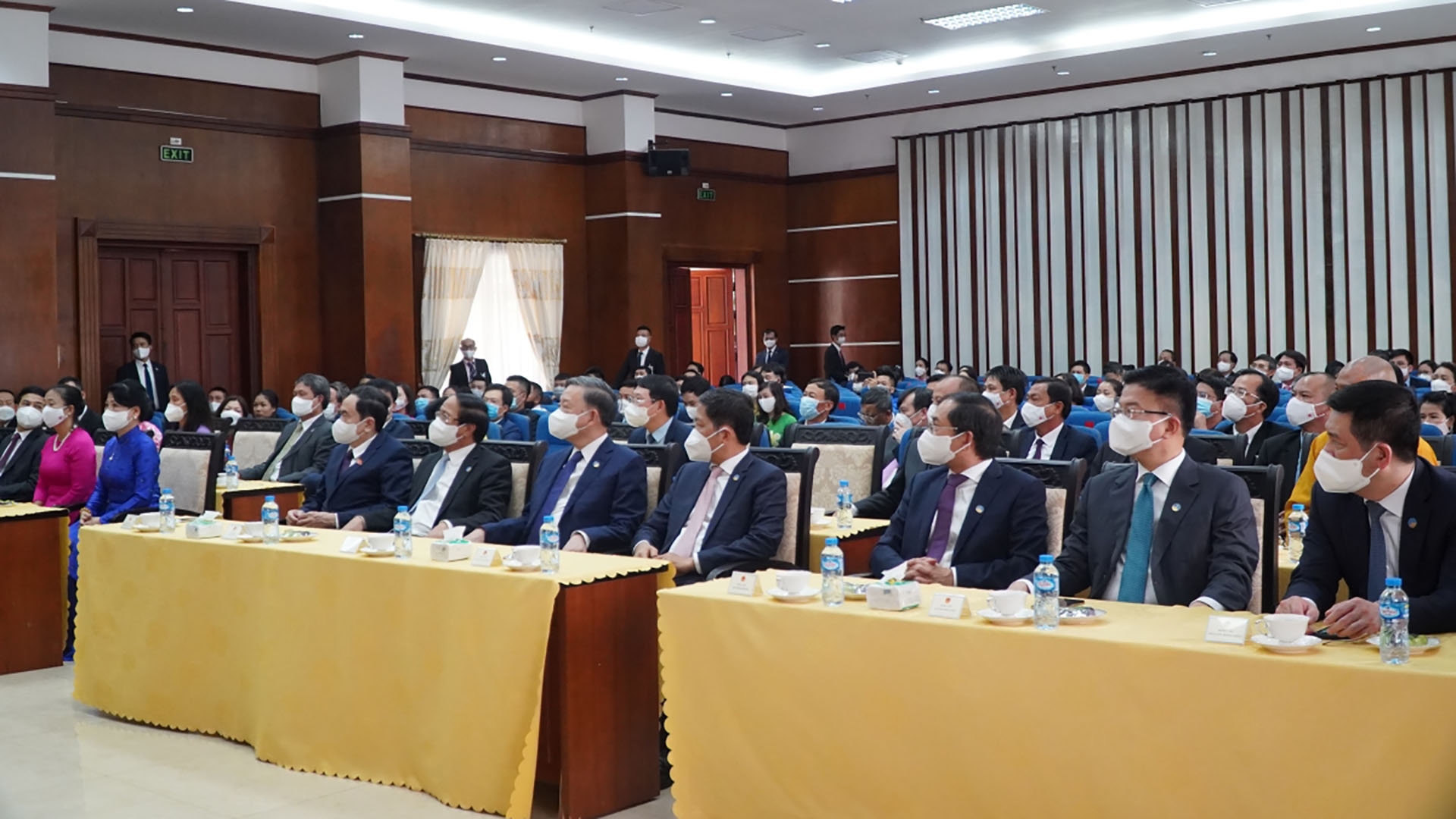 Chủ tịch nước thăm và nói chuyện với cán bộ Đại sứ quán và đại diện cộng đồng, doanh nghiệp Việt Nam tại Lào Chủ tịch nước thăm và nói chuyện với cán bộ Đại sứ quán và đại diện cộng đồng, doanh nghiệp Việt Nam tại Lào