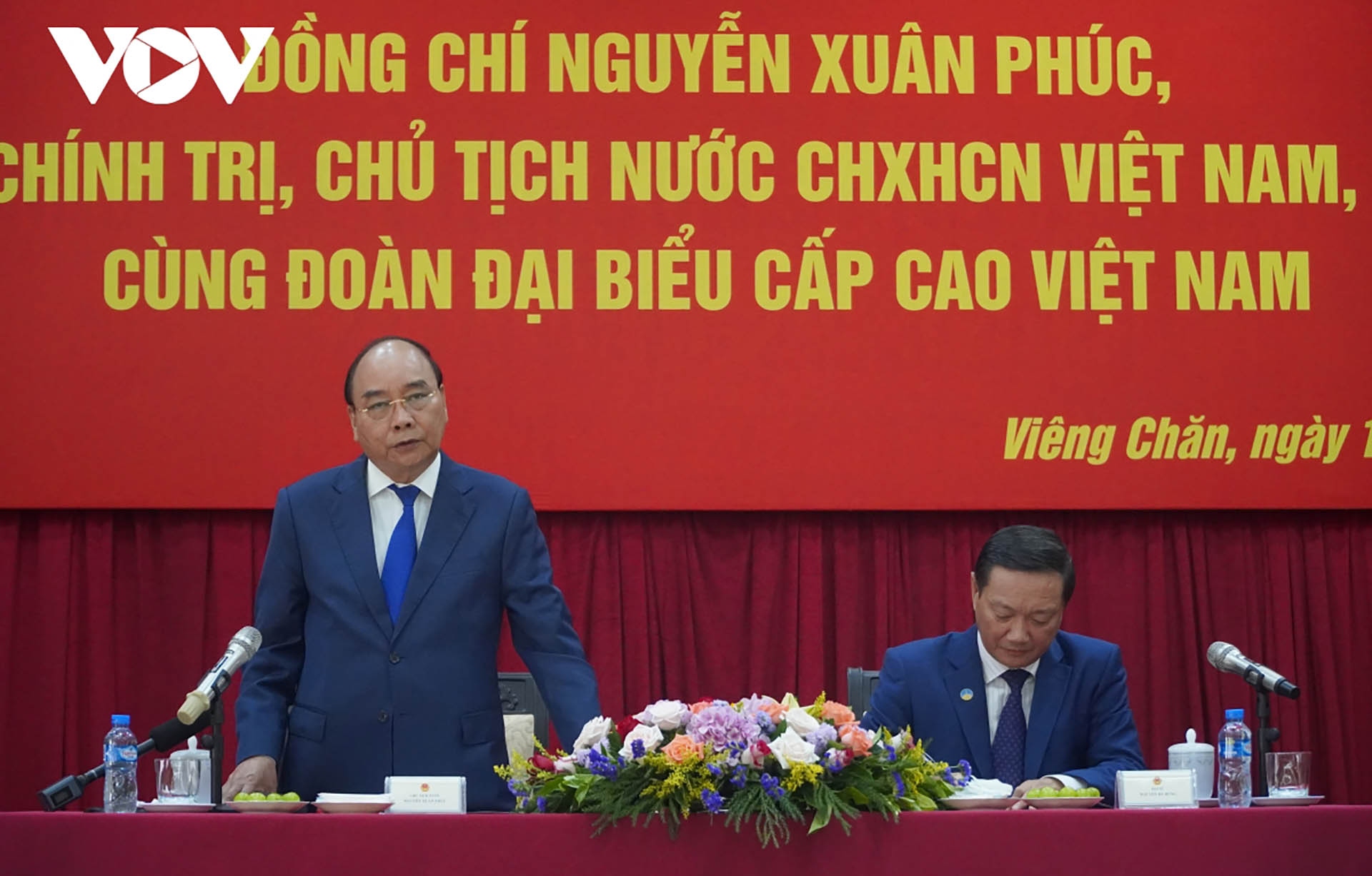 Chủ tịch nước thăm và nói chuyện với cán bộ Đại sứ quán và đại diện cộng đồng, doanh nghiệp Việt Nam tại Lào Chủ tịch nước thăm và nói chuyện với cán bộ Đại sứ quán và đại diện cộng đồng, doanh nghiệp Việt Nam tại Lào