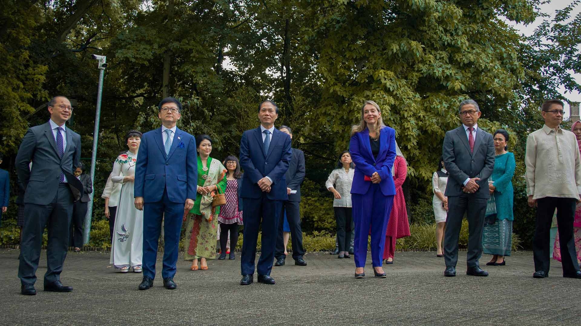 Đại sứ Phạm Việt Anh và các đại biểu tại Lễ Thượng cờ ASEAN.