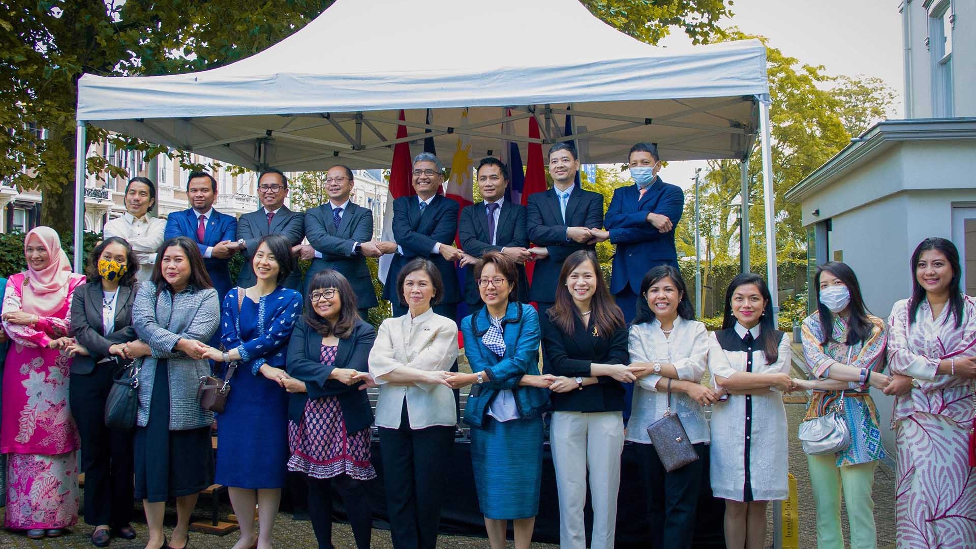 Các đại biểu chụp ảnh lưu niệm.