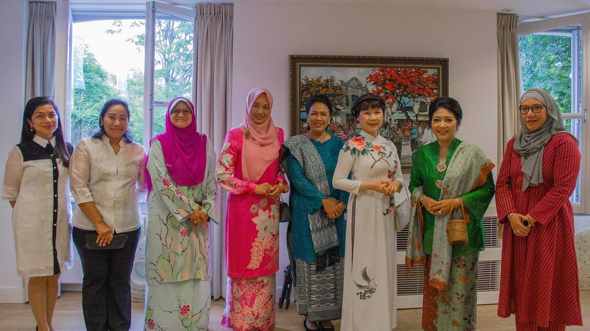 Các đại biểu chụp ảnh lưu niệm.