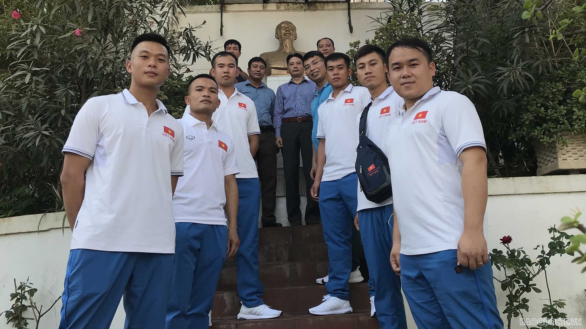 Đội tuyển huấn luyện chó nghiệp vụ Bộ Quốc phòng chụp ảnh lưu niệm tại Đại sứ quán.