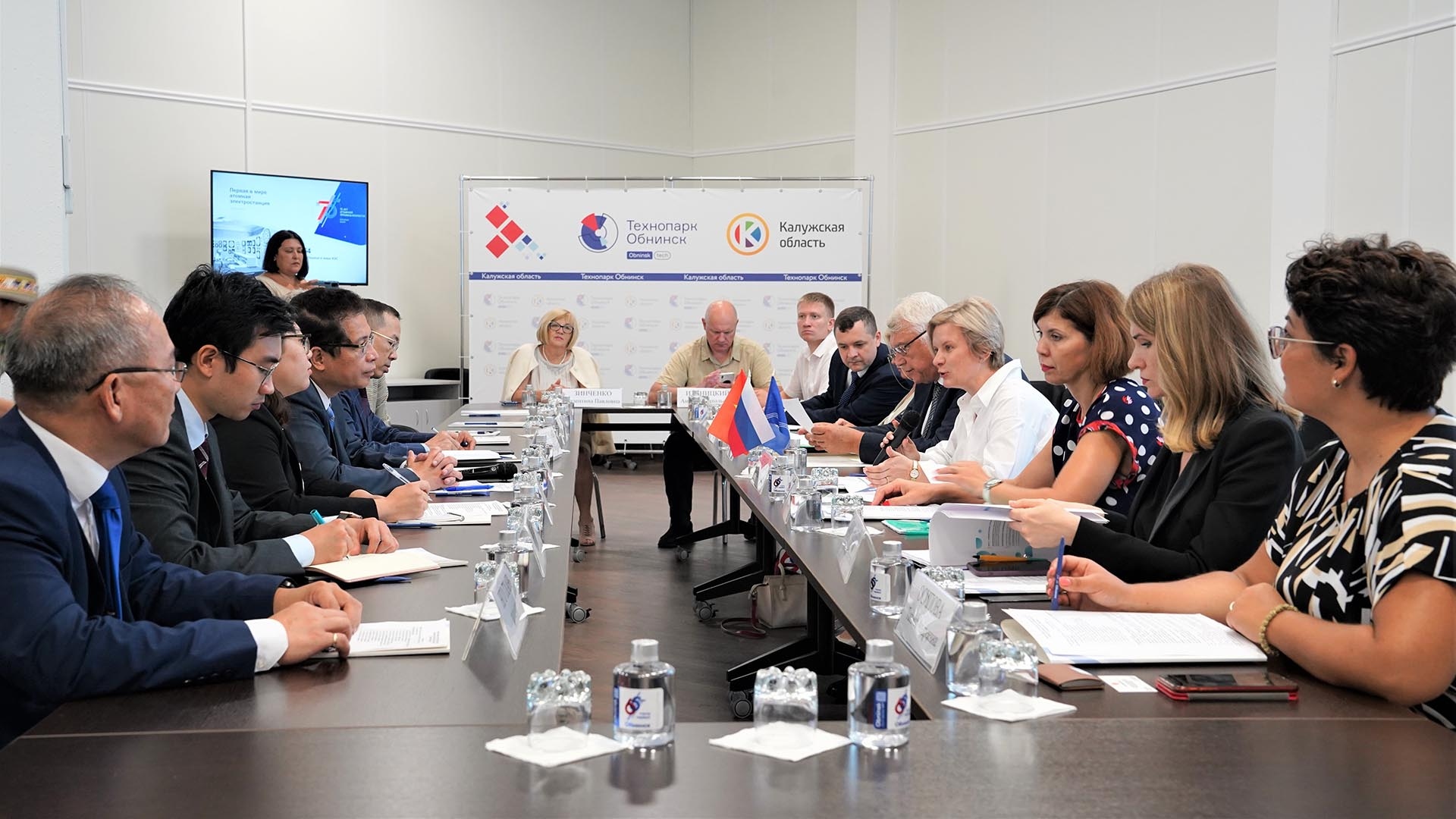 Đại sứ Đặng Minh Khôi gặp và làm việc với thị trưởng thành phố Obninsk. Đại sứ Đặng Minh Khôi gặp và làm việc với thị trưởng thành phố Obninsk.