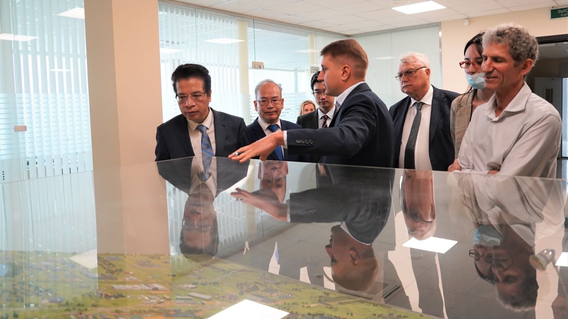 Đại sứ Đặng Minh Khôi bày tỏ vui mừng khi quan hệ hợp tác giữa tỉnh Kaluga và Việt Nam phát triển mạnh mẽ. Đại sứ Đặng Minh Khôi bày tỏ vui mừng khi quan hệ hợp tác giữa tỉnh Kaluga và Việt Nam phát triển mạnh mẽ.