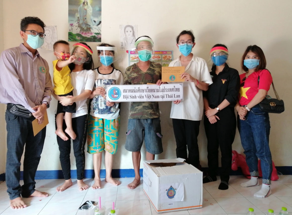 Anh Nguyễn Huy Hoàng (ngoài cùng, bên trái) tại hoạt động trao quà tặng mùa dịch. Anh Nguyễn Huy Hoàng (ngoài cùng, bên trái) tại hoạt động trao quà tặng mùa dịch.