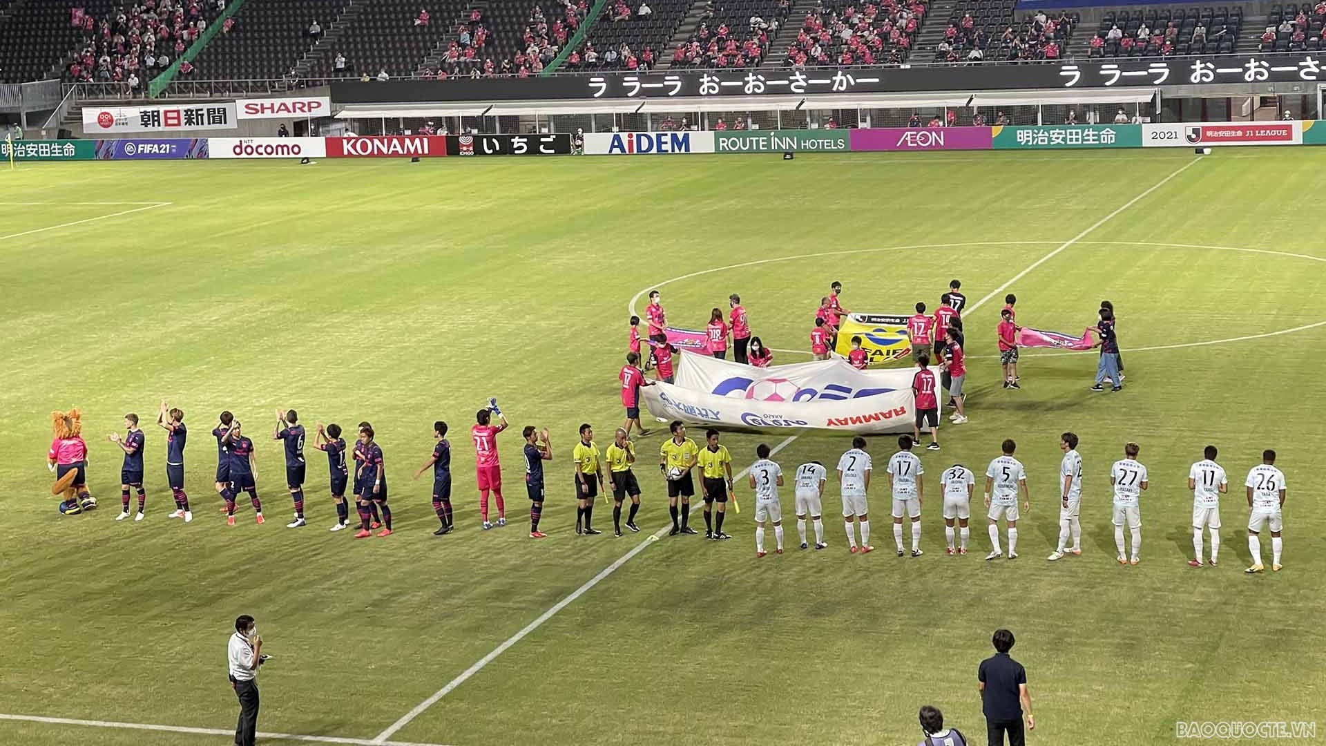 Tổng Lãnh sự Nguyễn Hồng Hà thăm CLB bóng đá Cerezo Osaka của thủ môn Đặng Văn Lâm