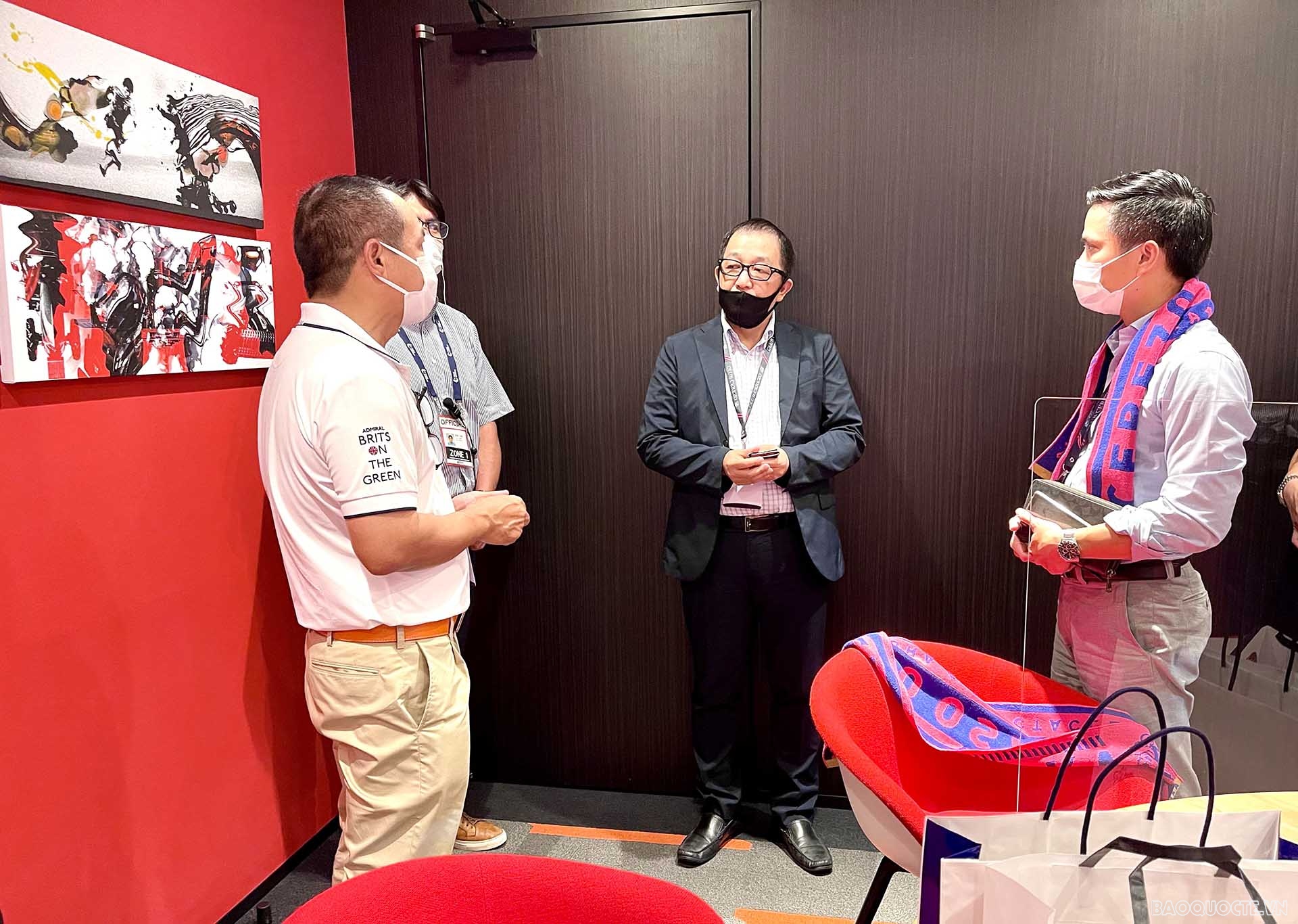 Tổng lãnh sự Nguyễn Hồng Hà  thăm CLB bóng đá Cerezo Osaka.