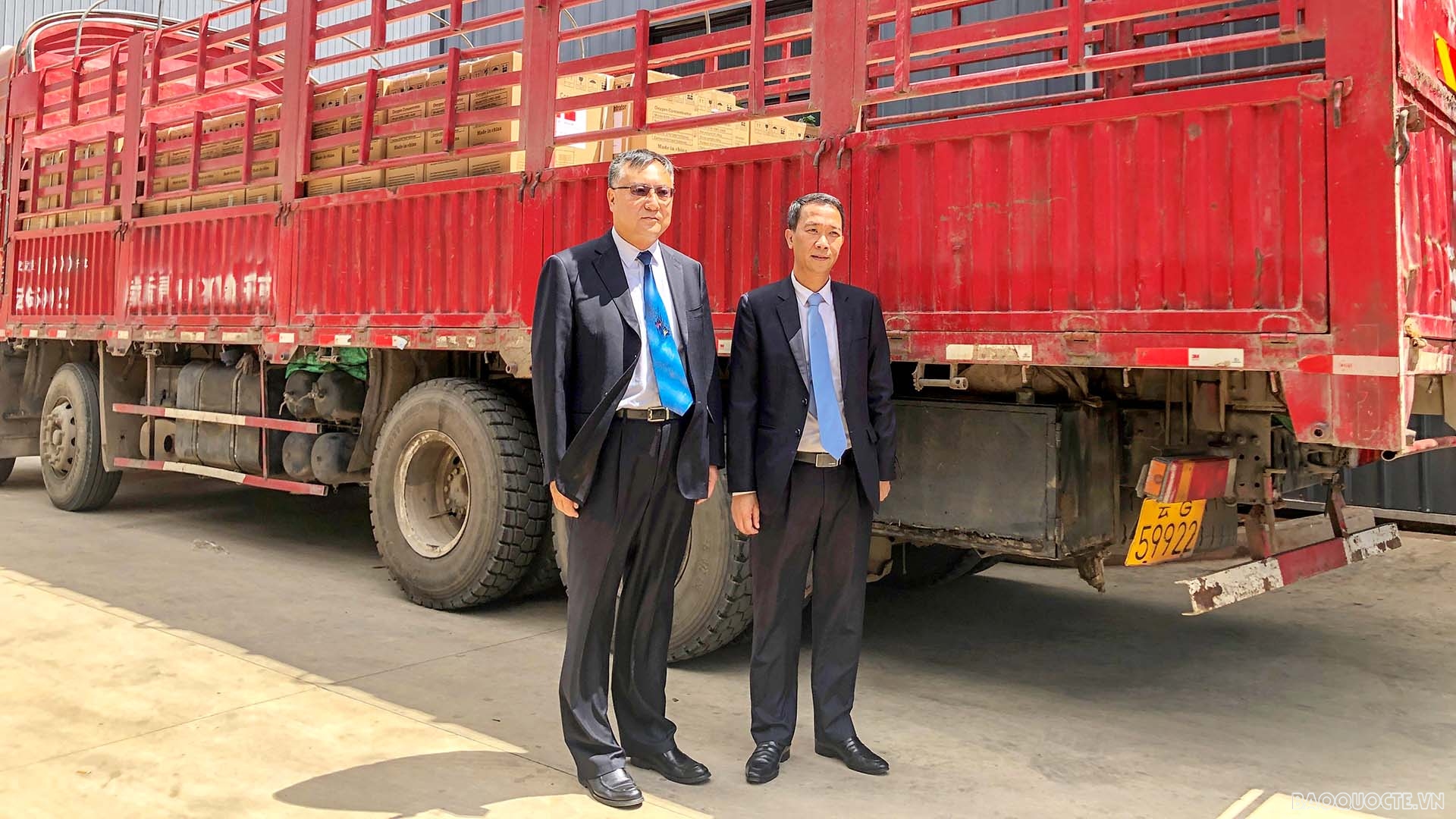 Tổng Lãnh sự Nguyễn Trung Hiếu và Phó Giám đốc Sở Ngoại vụ tỉnh Vân Nam Hách Côn chứng kiến lễ xuất phát 160 máy tạo ô-xy cho 08 tỉnh/thành Việt Nam đi cửa khẩu Hà Khẩu – Lào Cai Tổng Lãnh sự Nguyễn Trung Hiếu và Phó Giám đốc Sở Ngoại vụ tỉnh Vân Nam Hách Côn chứng kiến lễ xuất phát 160 máy tạo ô-xy cho 08 tỉnh/thành Việt Nam đi cửa khẩu Hà Khẩu – Lào Cai