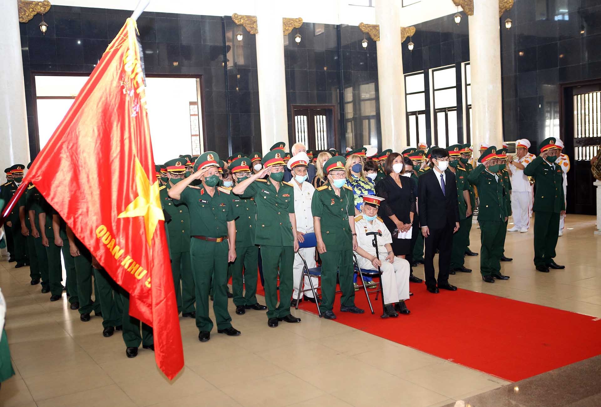 Phút mặc niệm tại Lễ truy điệu Anh hùng lực lượng vũ trang nhân dân Kostas Sarantidis - Nguyễn Văn Lập. (Nguồn: TTXVN)