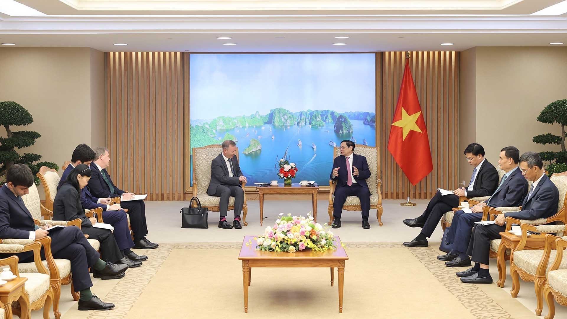 Thủ tướng Phạm Minh Chính tiếp Đại sứ Liên hiệp Vương quốc Anh và Bắc Ireland Gareth Ward chào từ biệt. (Nguồn: TTXVN)