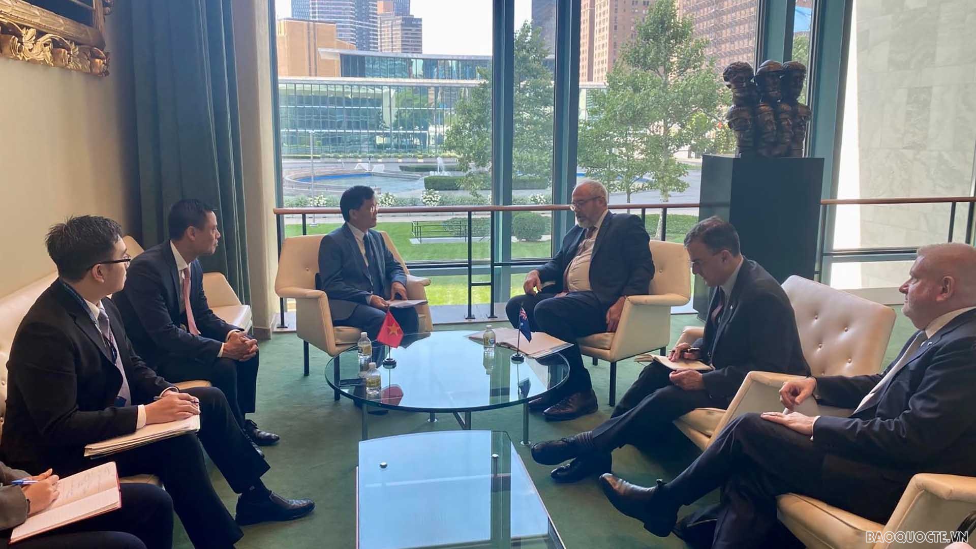 Thứ trưởng Hà Kim Ngọc tiếp Trợ lý Bộ trưởng Thương mại, Trợ lý Bộ trưởng Sản xuất Australia, Thượng Nghị sĩ Tim Ayres. Thứ trưởng Hà Kim Ngọc tiếp Trợ lý Bộ trưởng Thương mại, Trợ lý Bộ trưởng Sản xuất Australia, Thượng Nghị sĩ Tim Ayres.