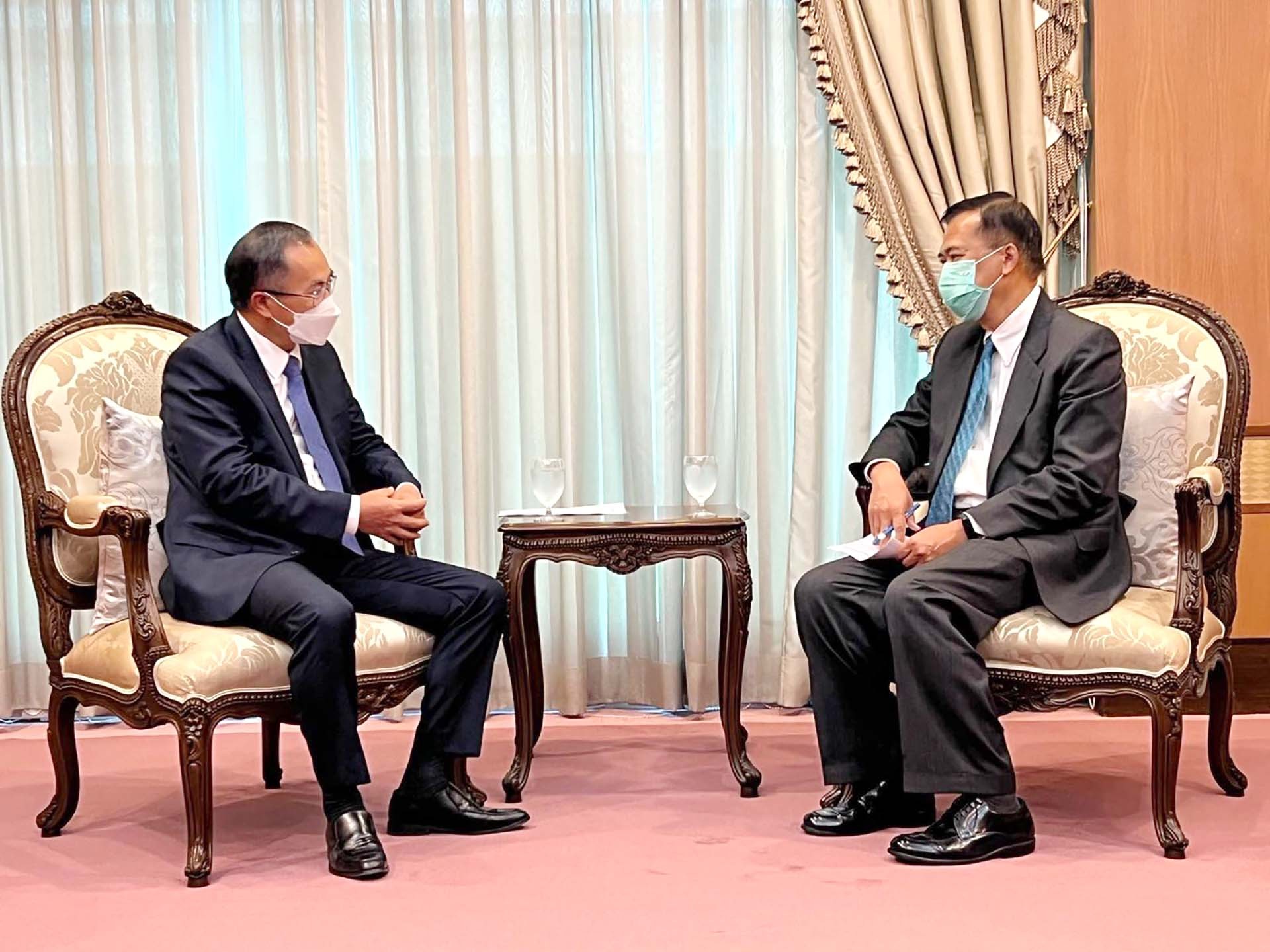 Đại sứ Phan Chí Thành chào xã giao Thứ trưởng Bộ Ngoại giao Thái Lan  Vijavat Isarabhakdi