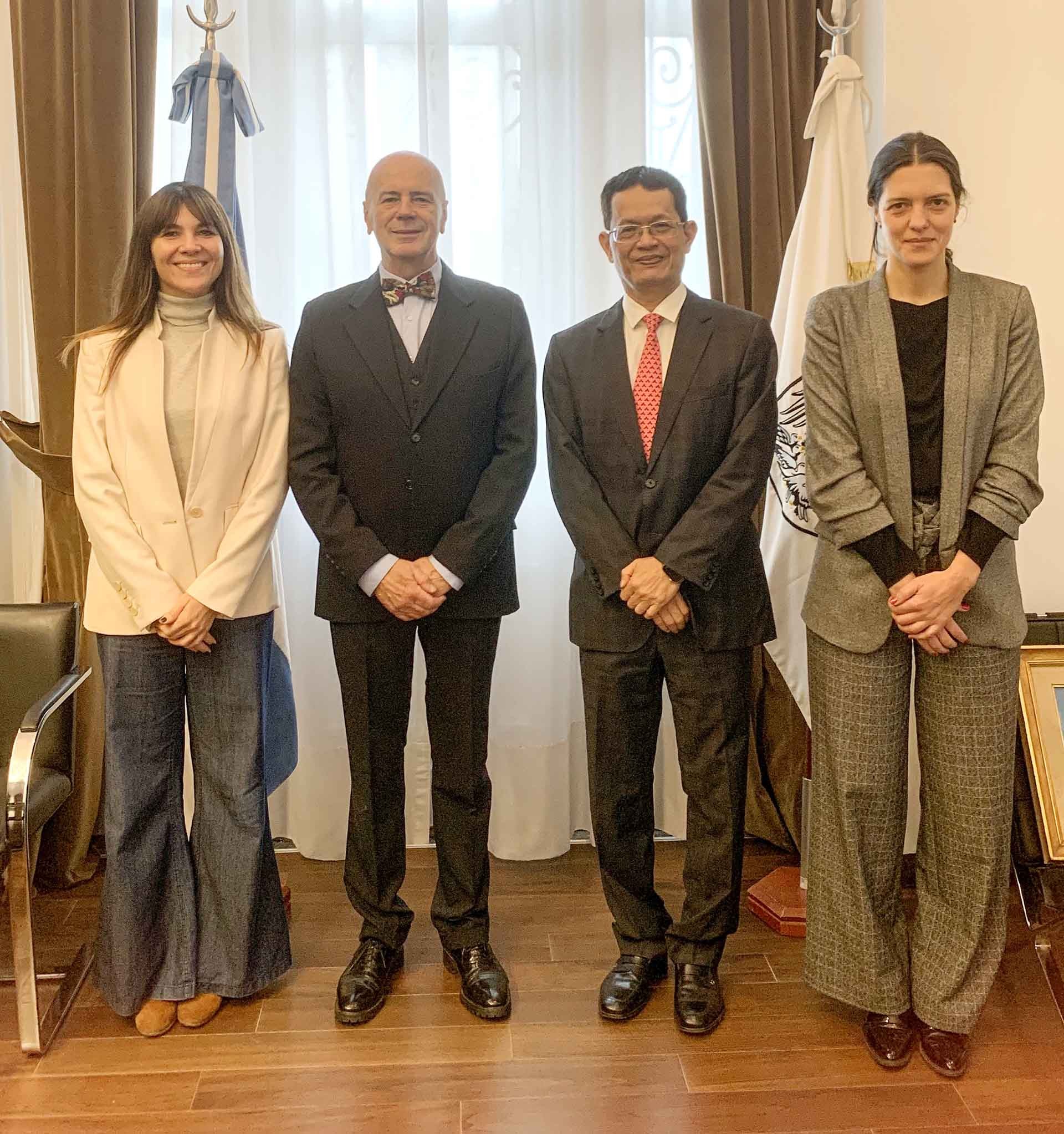 Đại sứ Dương Quốc Thanh và ông Jorge Telerman, Giám đốc nhà hát Colon cùng các đại biểu.