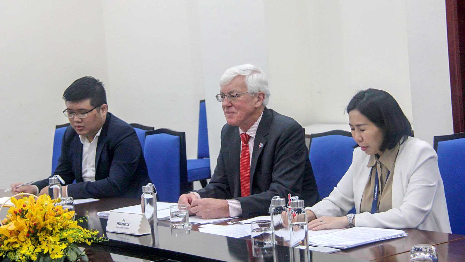 Chủ tịch Hội đồng Thành viên Đại học RMIT Việt Nam Peter John Coloe phát biểu. Chủ tịch Hội đồng Thành viên Đại học RMIT Việt Nam Peter John Coloe phát biểu.