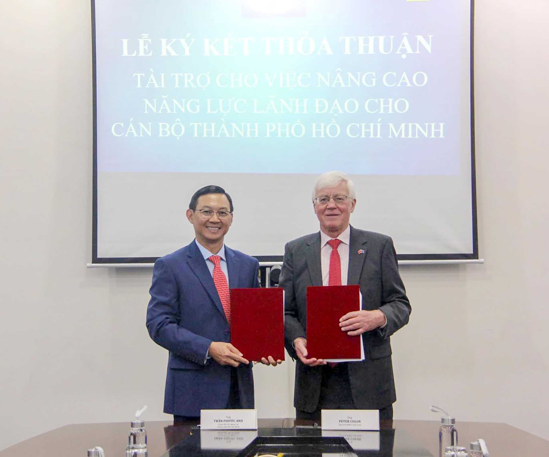Giám đốc Sở Ngoại vụ TP. Hồ Chí Minh Trần Phước Anh và Chủ tịch Hội đồng Thành viên Đại học RMIT Việt Nam Peter John Coloe. Giám đốc Sở Ngoại vụ TP. Hồ Chí Minh Trần Phước Anh và Chủ tịch Hội đồng Thành viên Đại học RMIT Việt Nam Peter John Coloe.