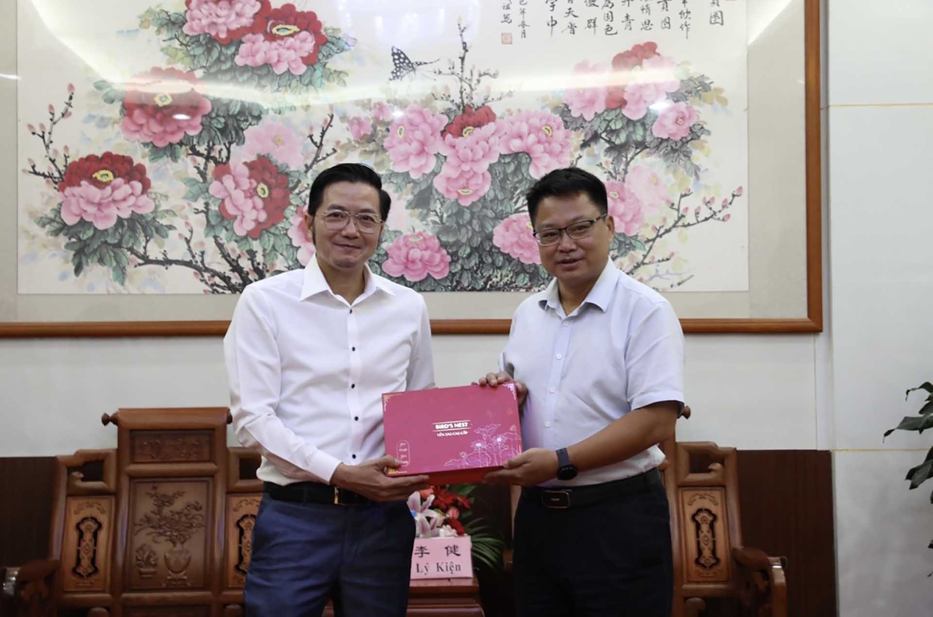 Tổng Lãnh sự Đỗ Nam Trung và Thị trưởng Đông Hưng Lý Kiện. Tổng Lãnh sự Đỗ Nam Trung và Thị trưởng Đông Hưng Lý Kiện.