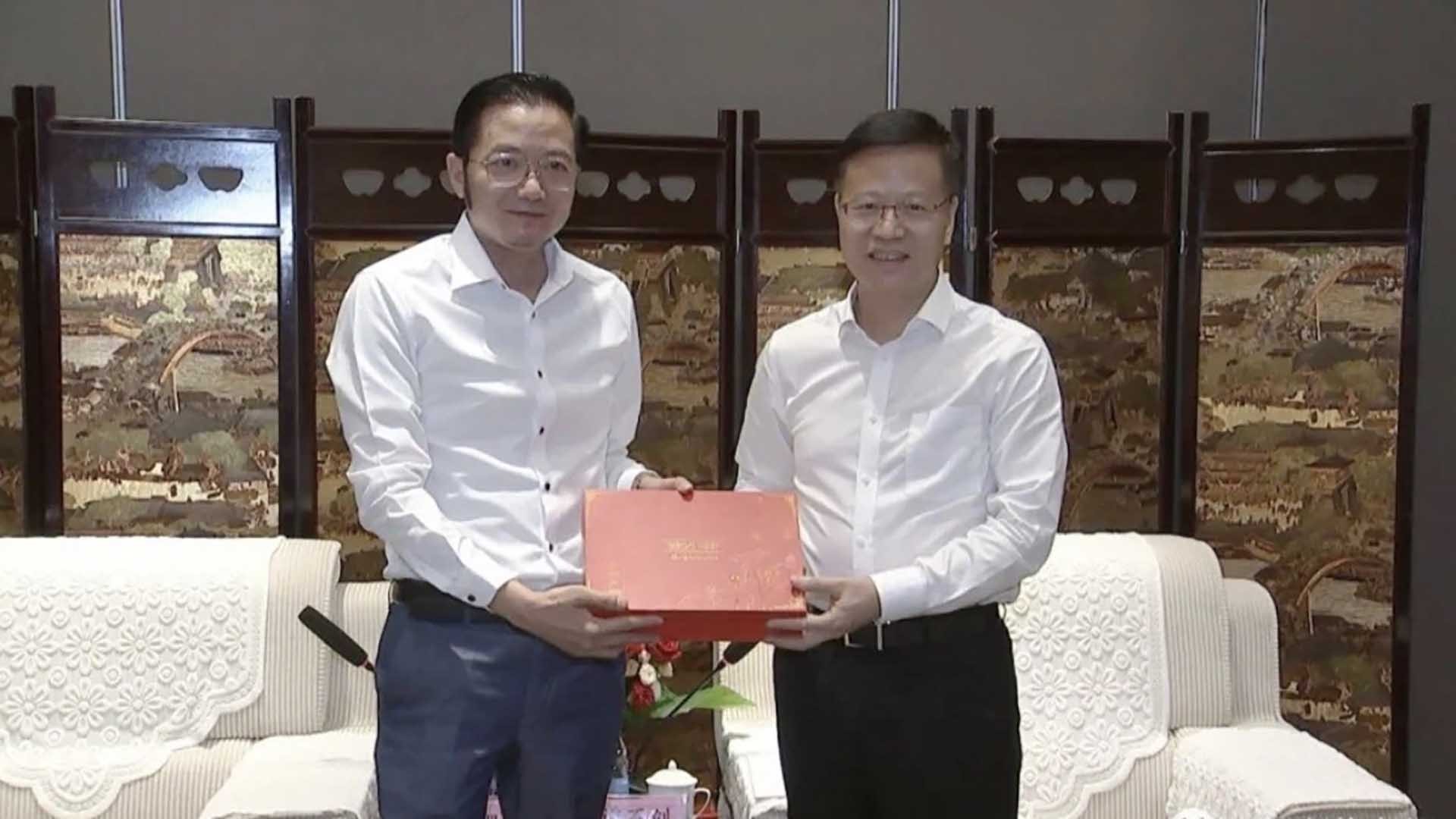 Tổng Lãnh sự Đỗ Nam Trung và Bí thư Thành ủy Phòng Thành Cảng Đàm Phi Sáng. Tổng Lãnh sự Đỗ Nam Trung và Bí thư Thành ủy Phòng Thành Cảng Đàm Phi Sáng.