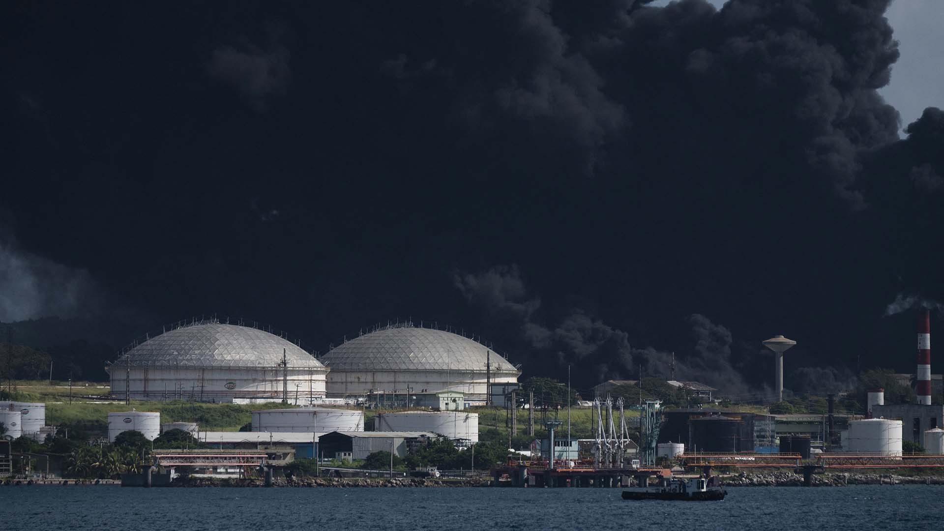 Khói đen bốc lên từ hiện trường vụ cháy kho nhiên liệu ở tỉnh Matanzas, Cuba ngày 6/8. (Nguồn: TTXVN)