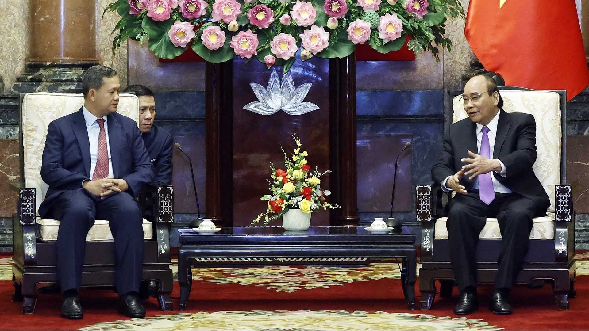 Chủ tịch nước Nguyễn Xuân Phúc tiếp Phó Tổng tư lệnh kiêm Tư lệnh Lục quân Quân đội Hoàng gia Campuchia