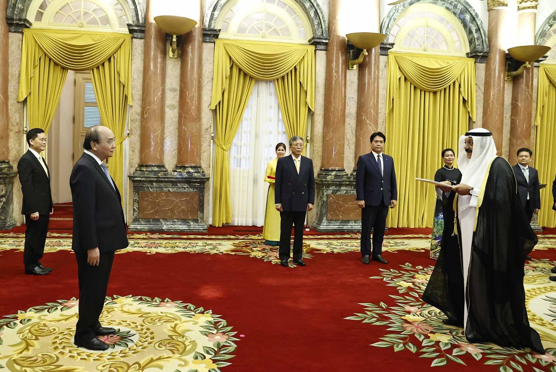 Chủ tịch nước Nguyễn Xuân Phúc tiếp nhận Quốc thư của Đại sứ Kuwait Yousef Ashour Al- Sabbagh. (Nguồn: TTXVN) Chủ tịch nước Nguyễn Xuân Phúc tiếp nhận Quốc thư của Đại sứ Kuwait Yousef Ashour Al- Sabbagh. (Nguồn: TTXVN)