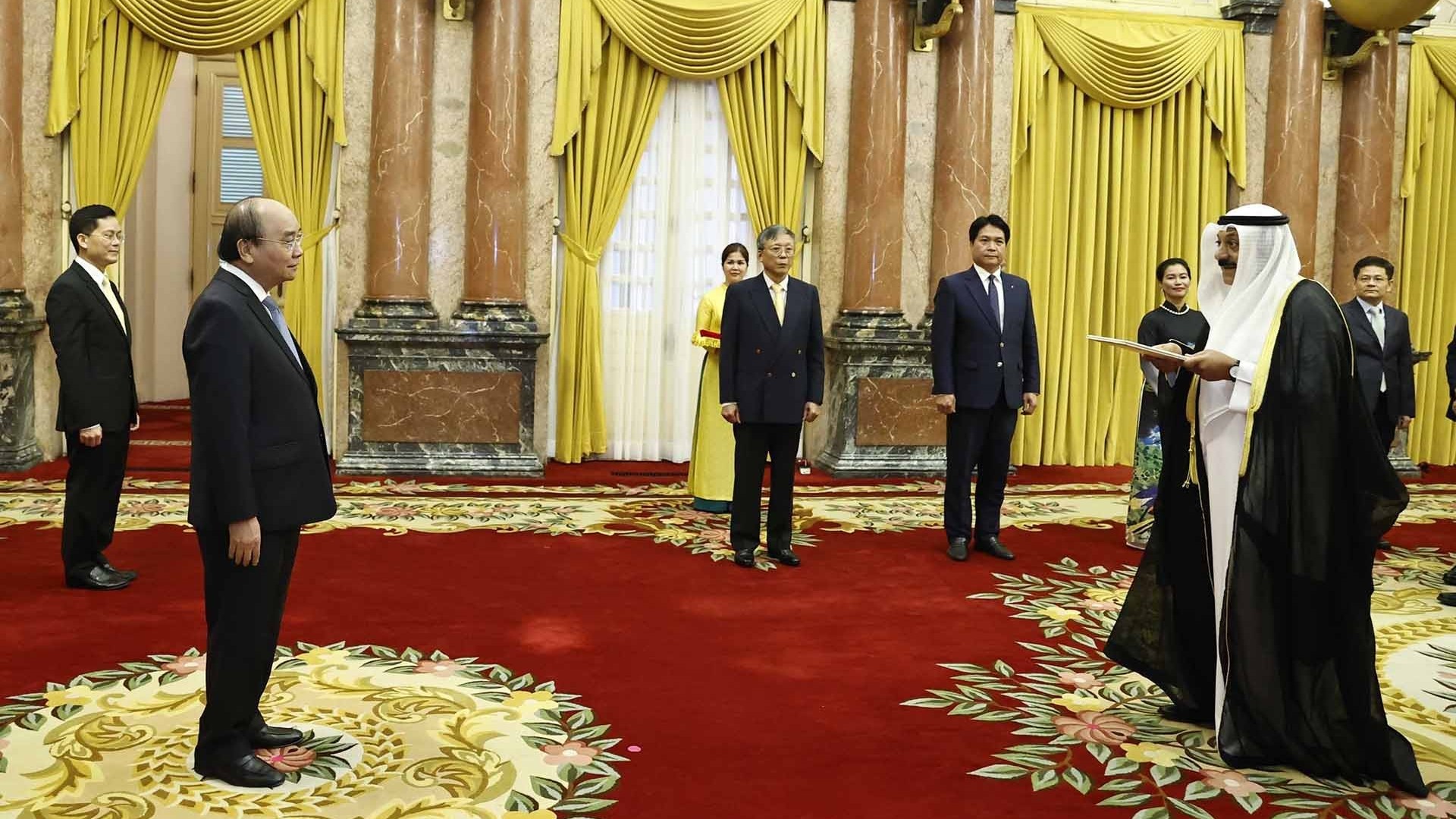 Chủ tịch nước Nguyễn Xuân Phúc tiếp các Đại sứ Kuwait và Israel trình Quốc thư