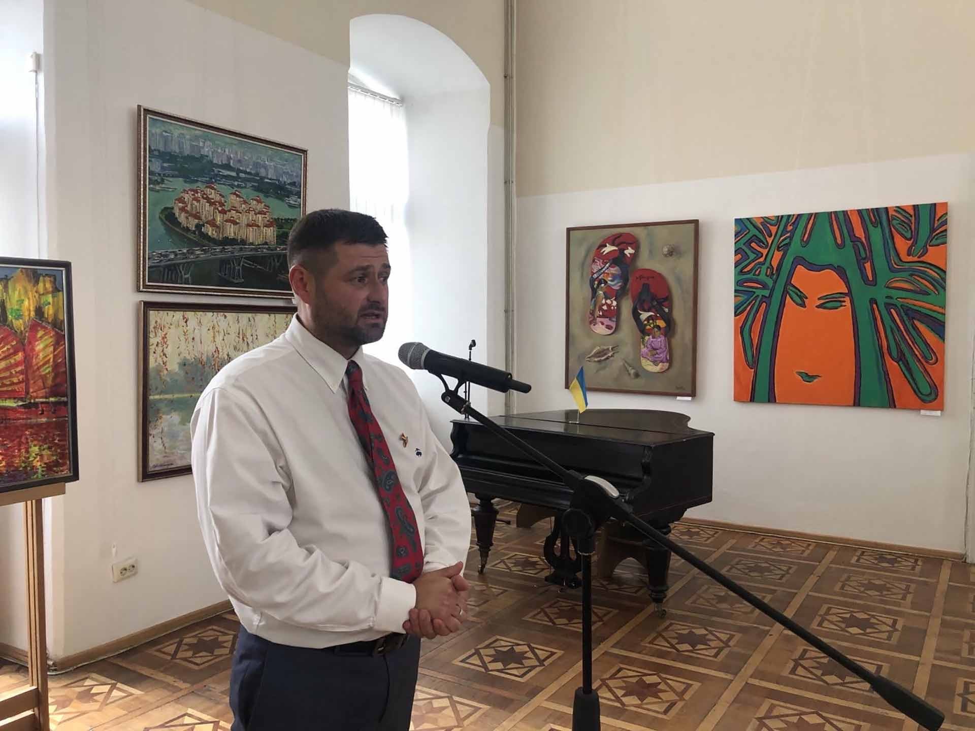 Chủ tịch Hội Họa sĩ Ukraine Chernyavskyy phát biểu tại Triển lãm.