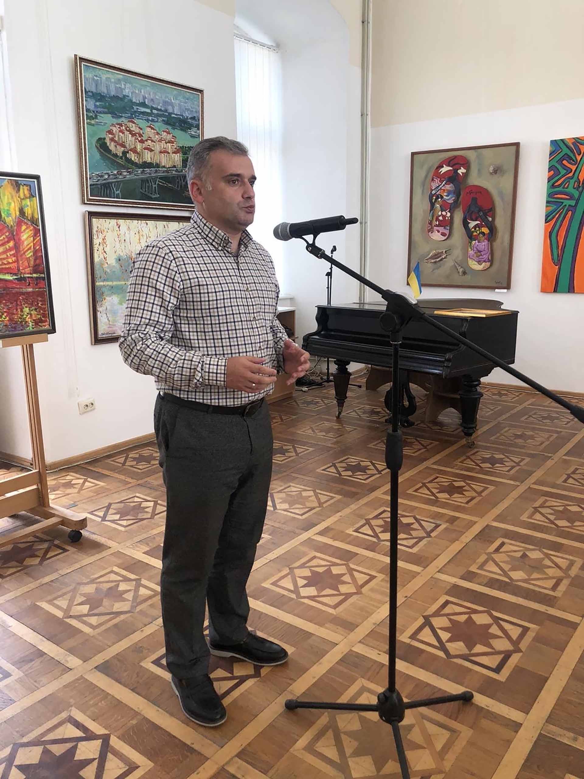 Quyền Chủ tịch Hội đồng tỉnh Zakarpatia Andrei Sheketa phát biểu tại Triển lãm.