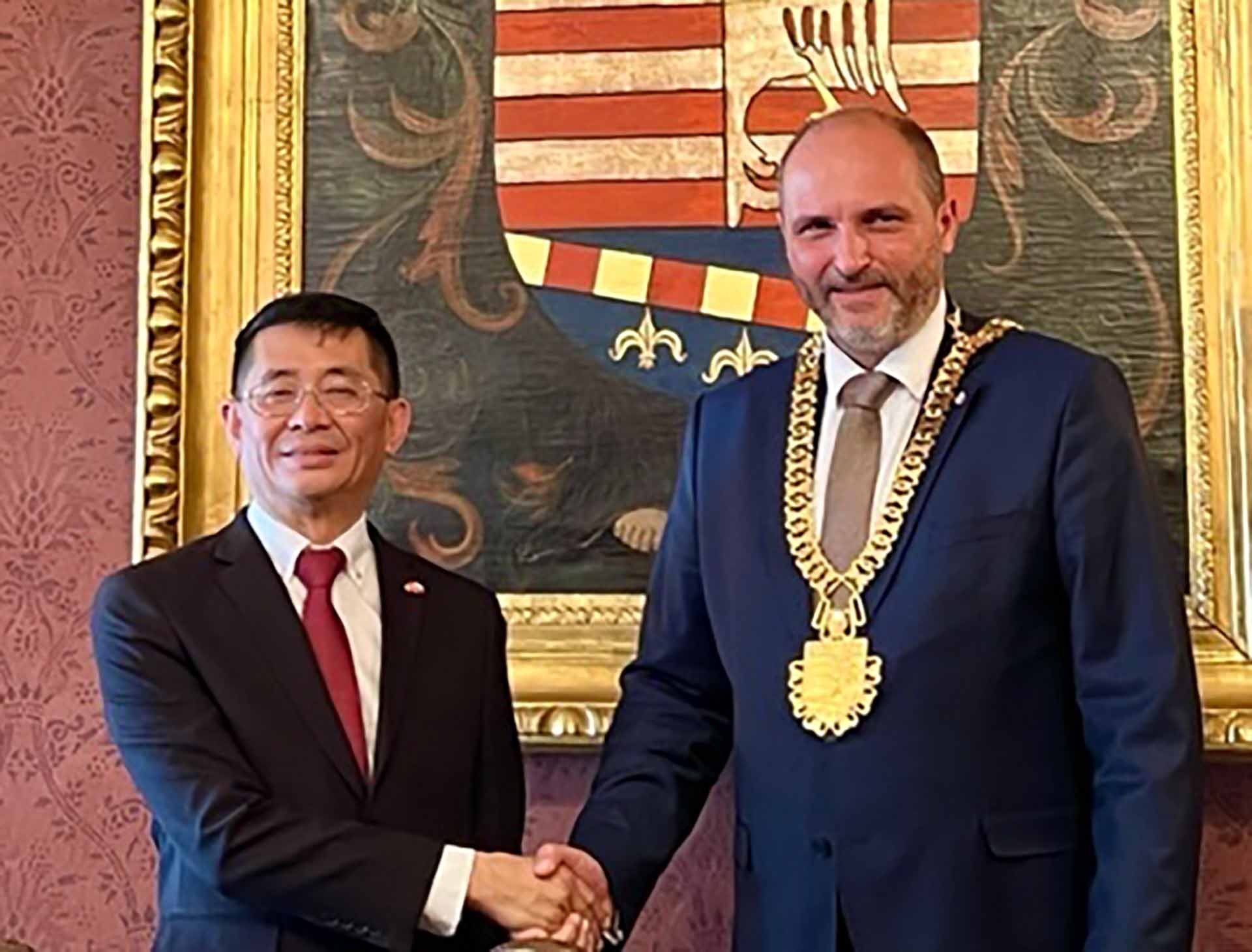 Đại sứ chào xã giao Thị trưởng Kosice.