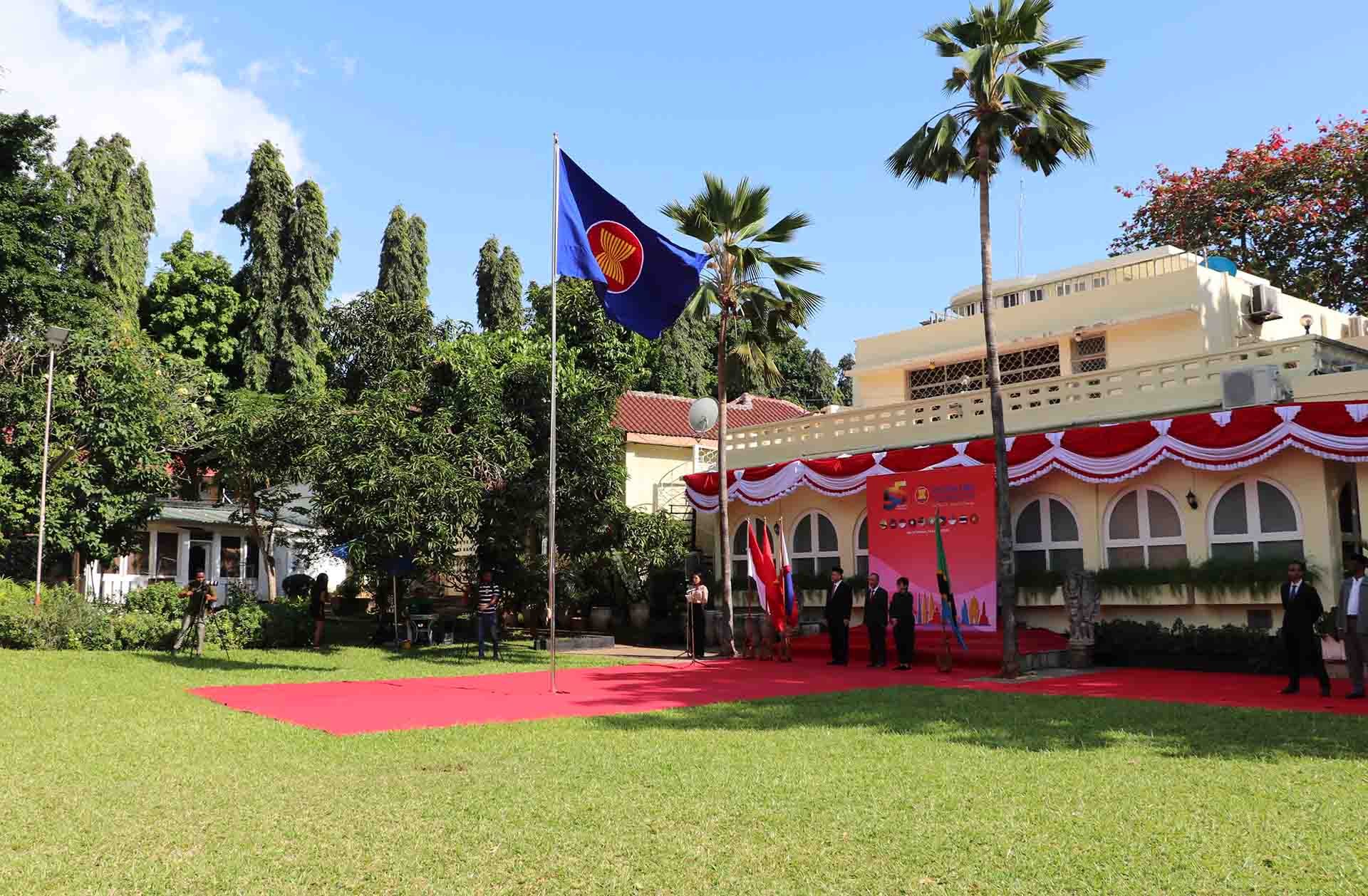 Đại sứ quán Việt Nam phối hợp với Đại sứ quán Indonesia và Cộng đồng Philippines tổ chức Lễ thượng cờ ASEAN.