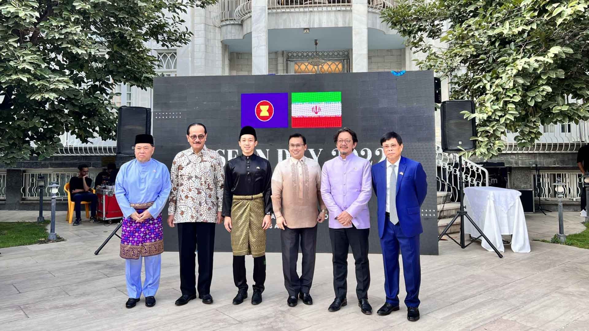 Các đại biểu chụp ảnh lưu niệm.