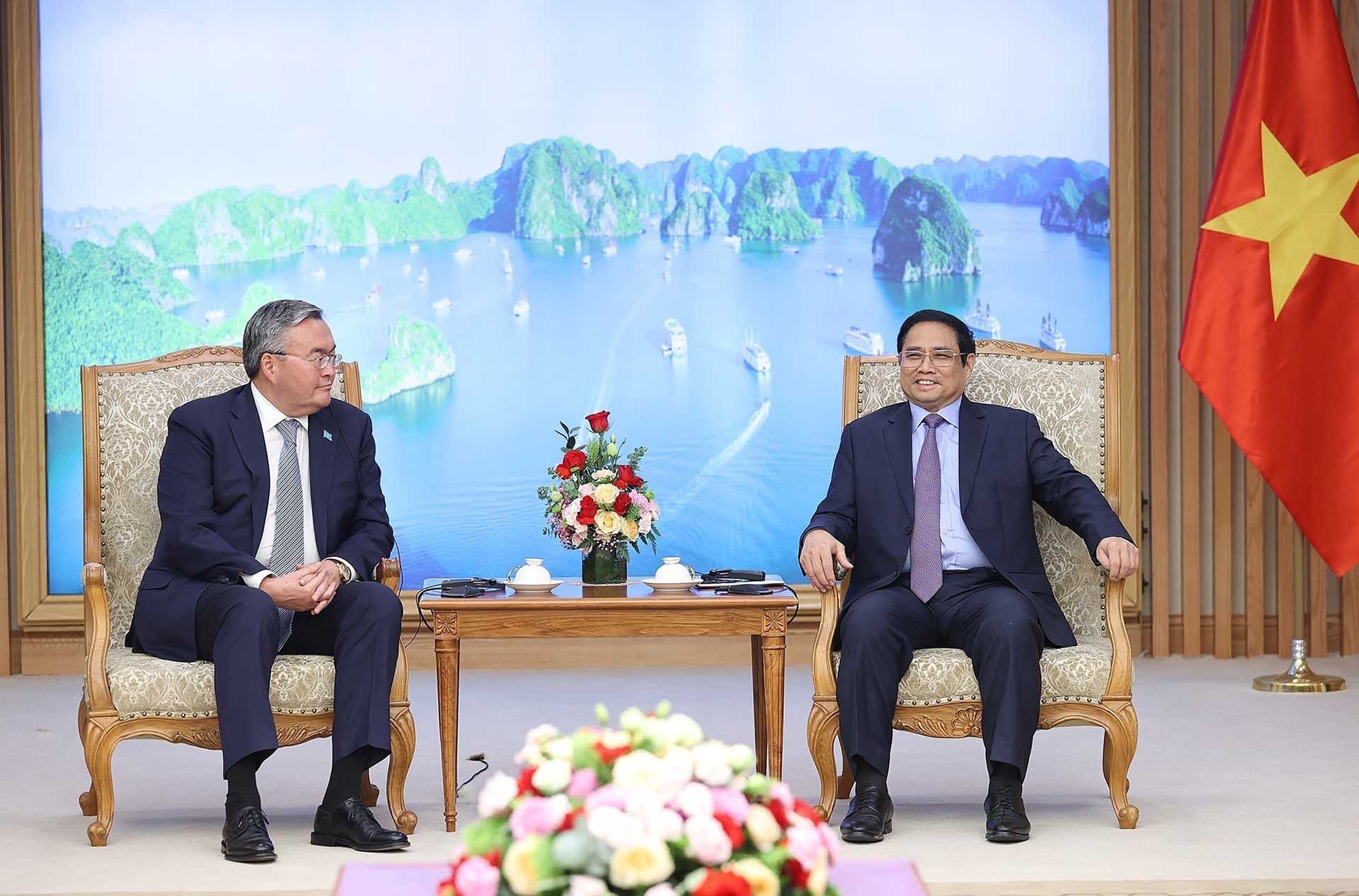Thủ tướng Phạm Minh Chính tiếp Phó Thủ tướng, Bộ trưởng Ngoại giao Kazakhstan Mukhtar Tileuberdi. (Nguồn: TTXVN)