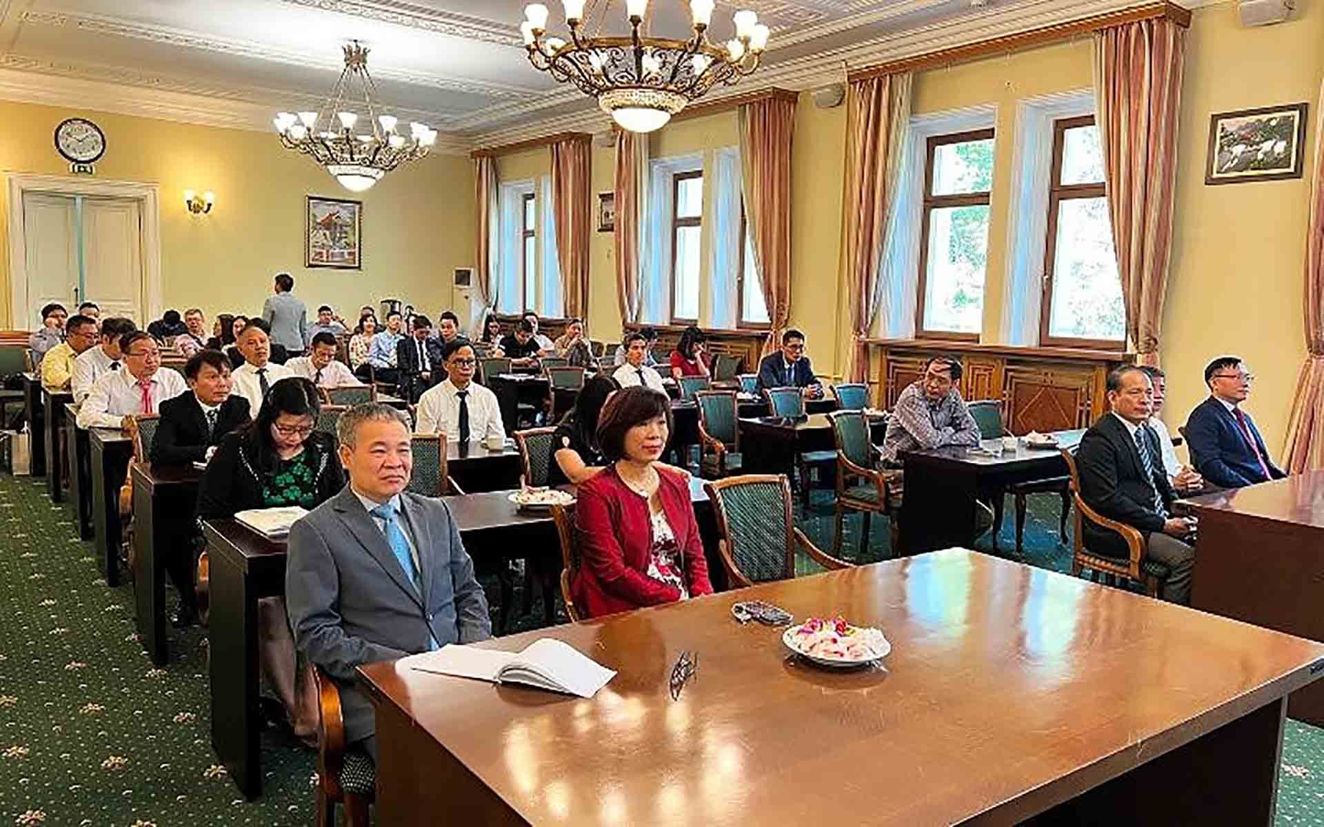 Đông đảo các cán bộ, nhân viên Đại sứ quán tham dự sự kiện. (Nguồn: nhandan.vn) Đông đảo các cán bộ, nhân viên Đại sứ quán tham dự sự kiện. (Nguồn: nhandan.vn)