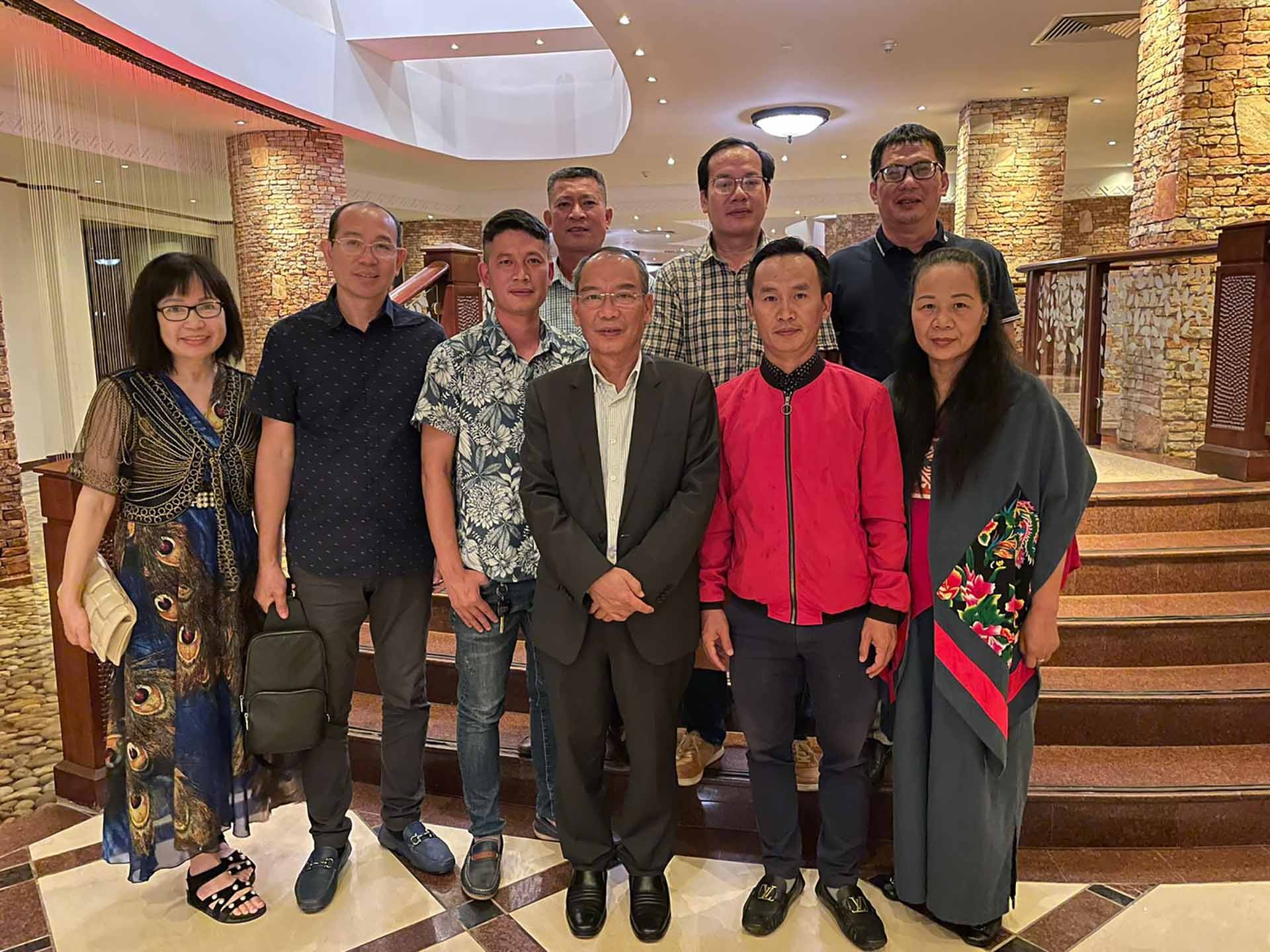 Đại sứ Nguyễn Nam Tiến gặp đại diện cộng đồng người Việt Nam tại Uganda.