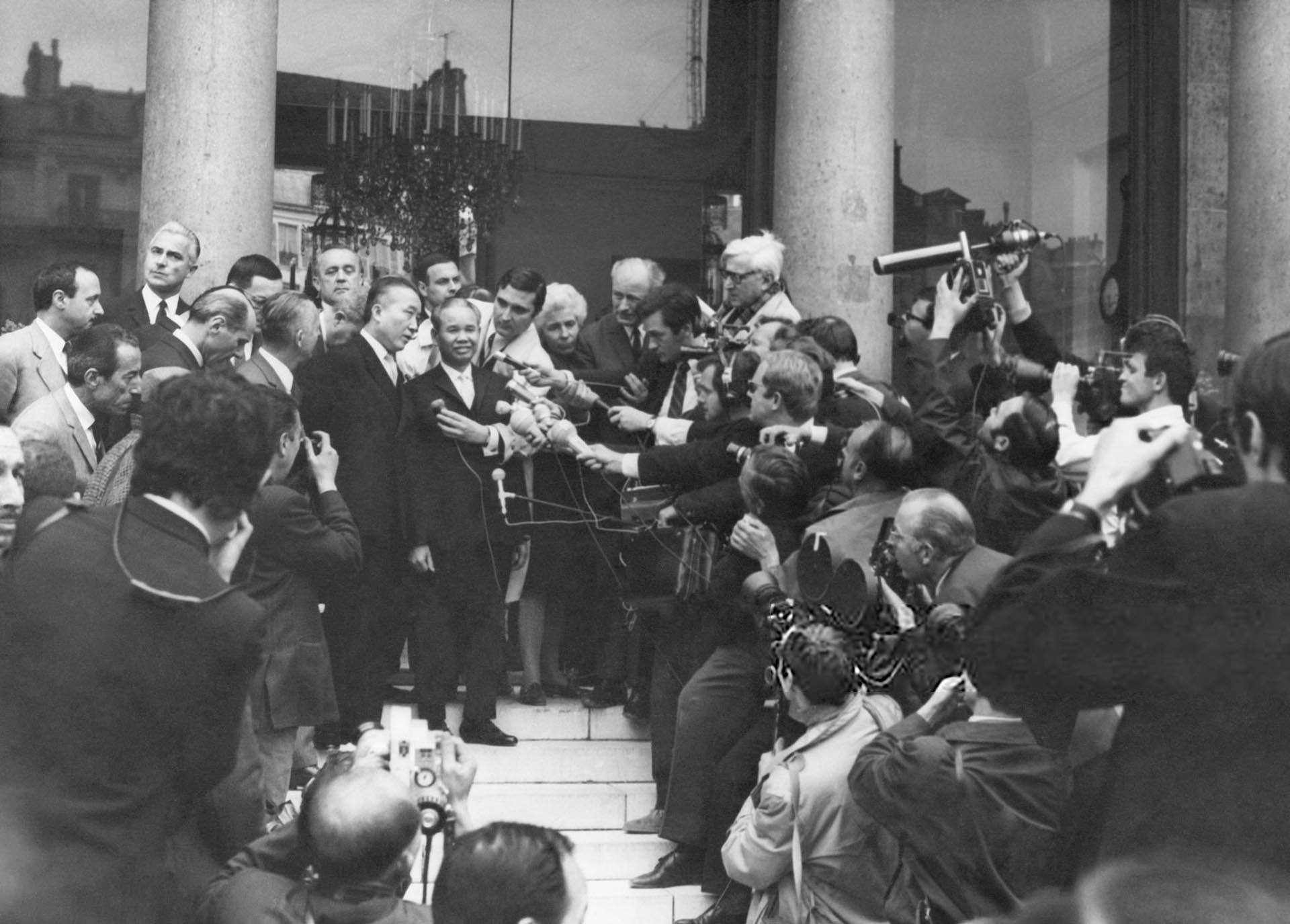 Ông Xuân Thủy, Trưởng Phái đoàn Việt Nam đến Điện Elysee, sau cuộc gặp gỡ với Tướng Charles De Gaulle. (Nguồn: Getty Images)