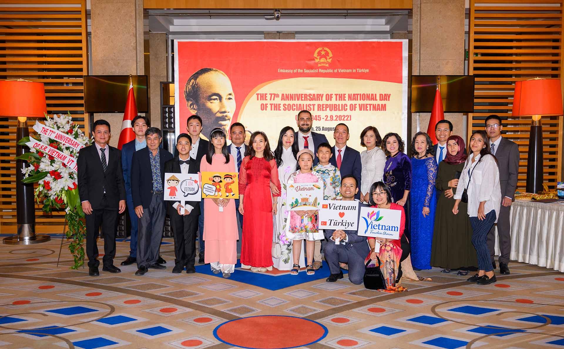 Đại sứ, Phu nhân cùng toàn thể cán bộ nhân viên Đại sứ quán chụp ảnh kỷ niệm.