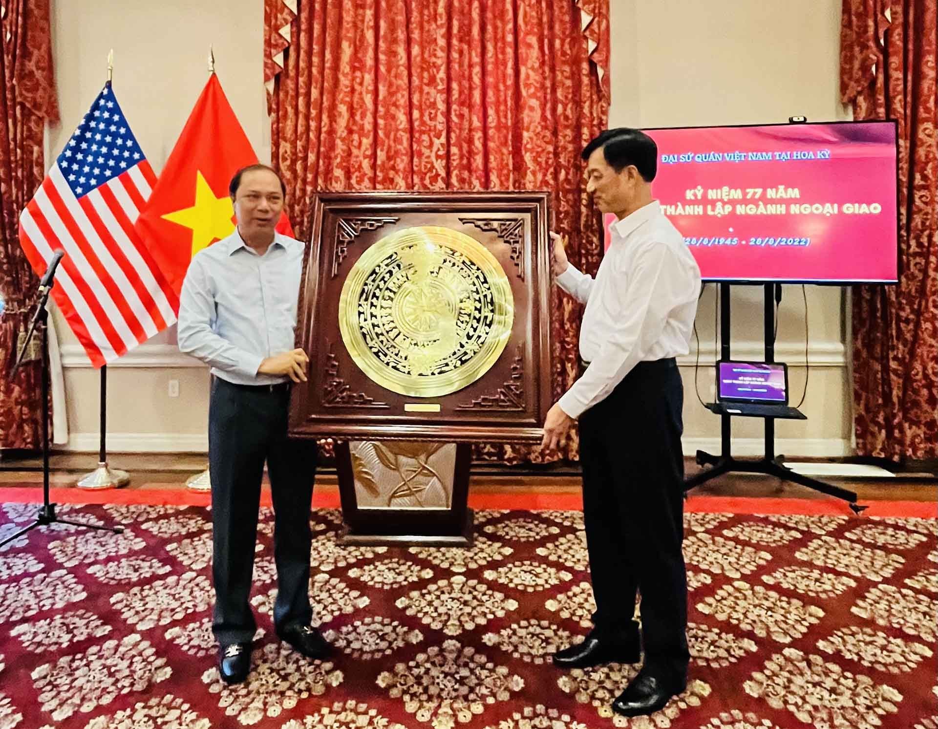 Thứ trưởng Bộ Công An Nguyễn Duy Ngọc và Đại sứ Nguyễn Quốc Dũng