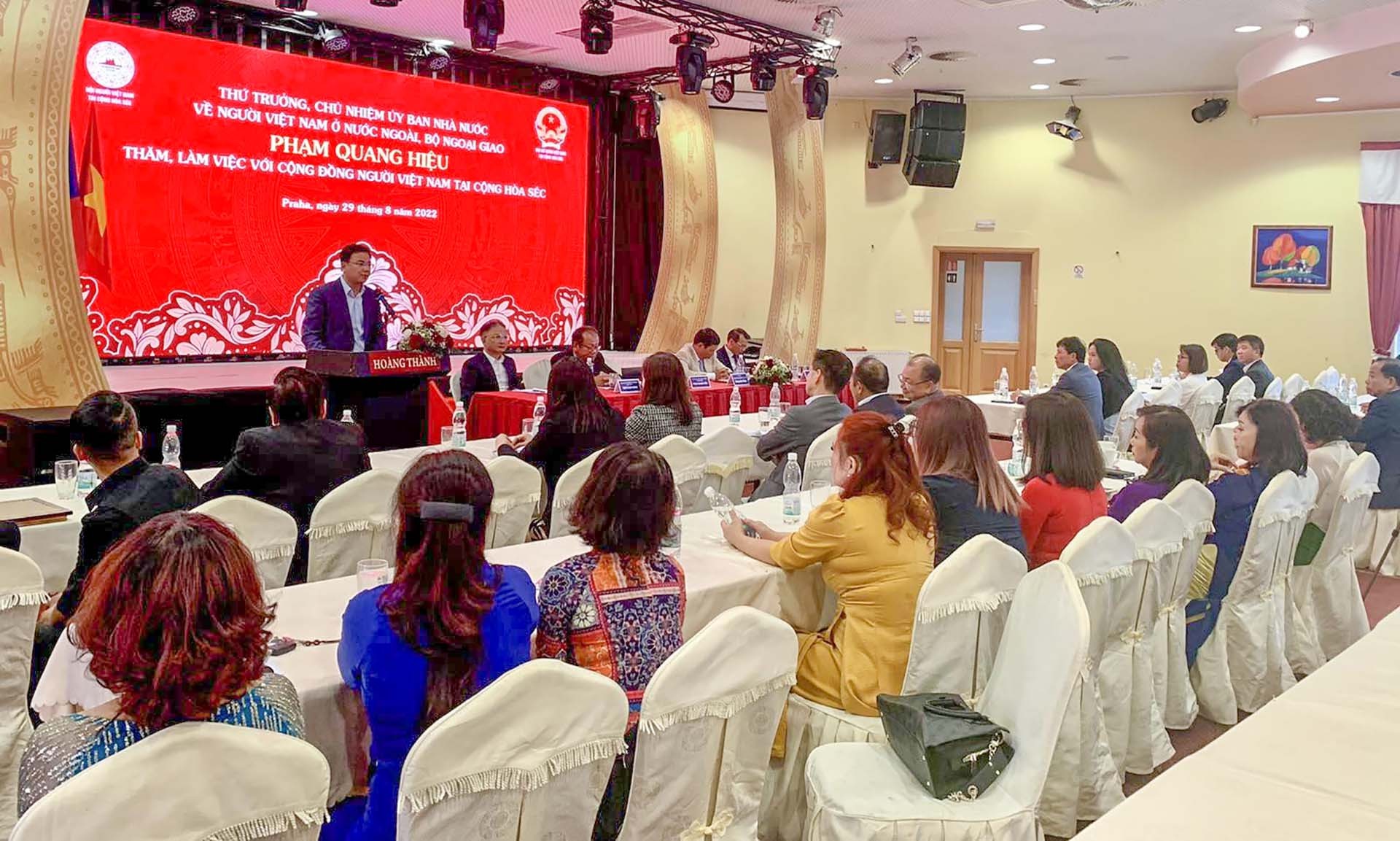 Thứ trưởng Ngoại giao Phạm Quang Hiệu gặp gỡ cộng đồng người Việt Nam tại Czech Thứ trưởng Ngoại giao Phạm Quang Hiệu gặp gỡ cộng đồng người Việt Nam tại Czech